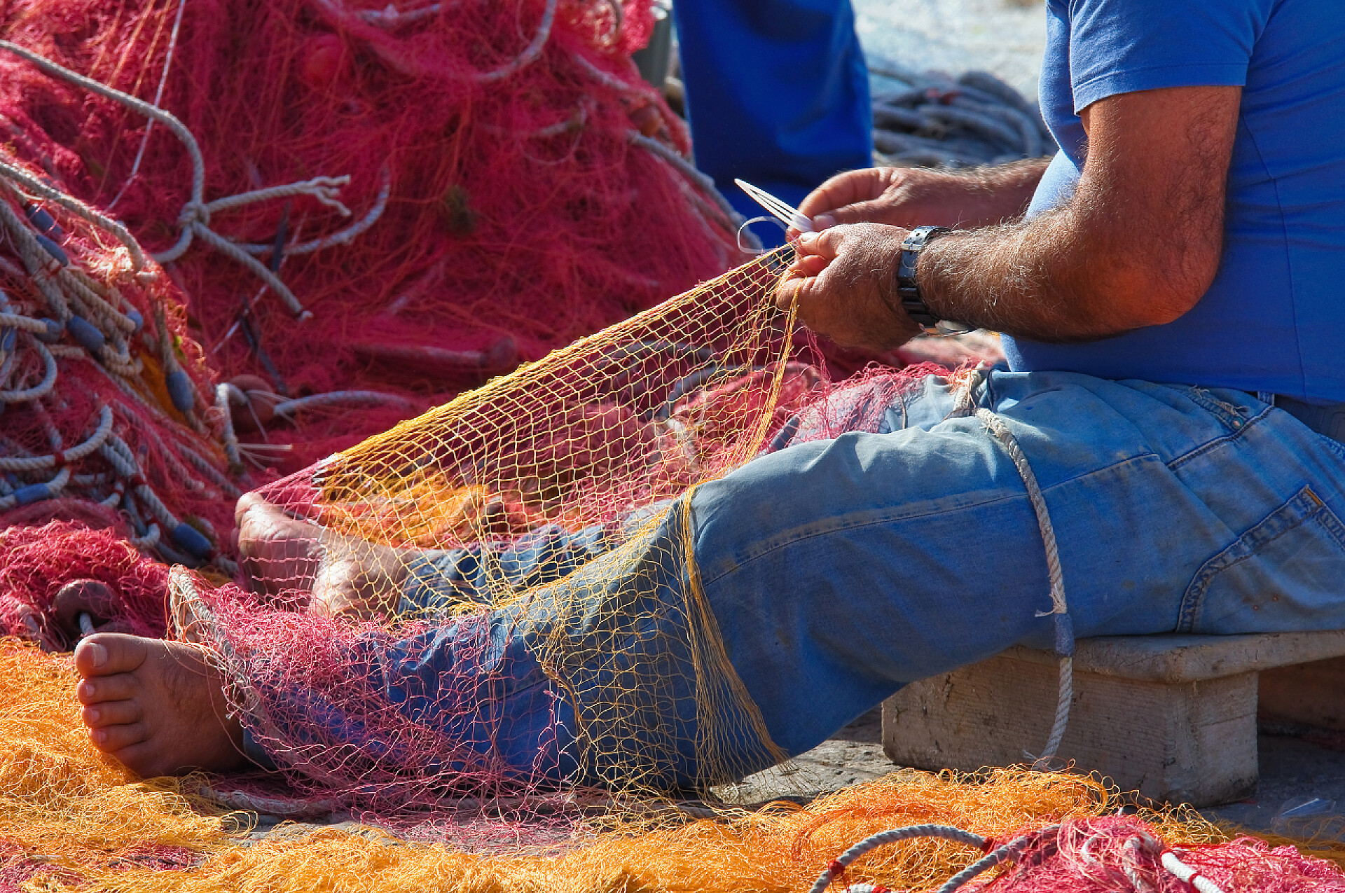 修理渔网的渔民人物生活渔业