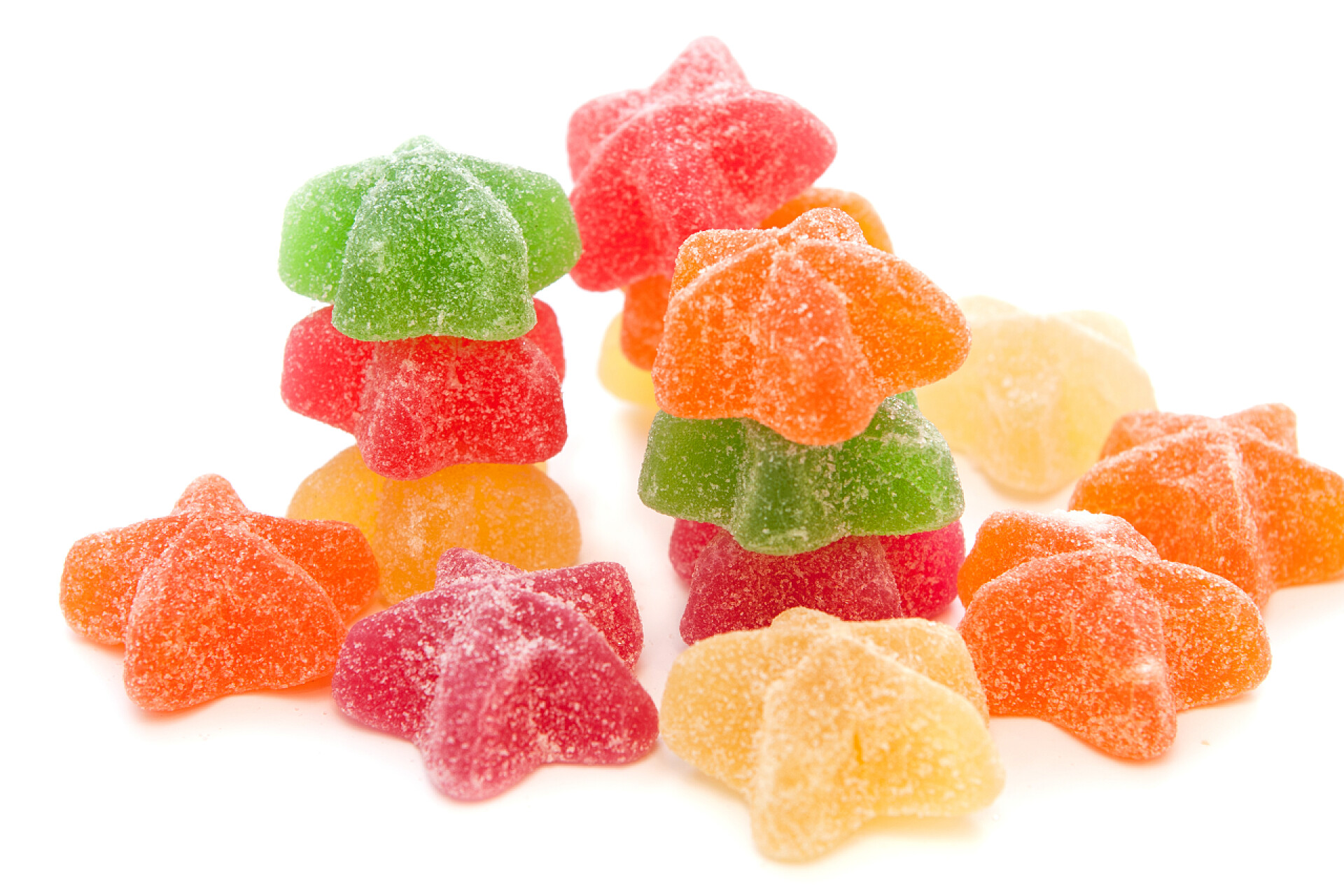 白色背景上的五角星水果软糖零食