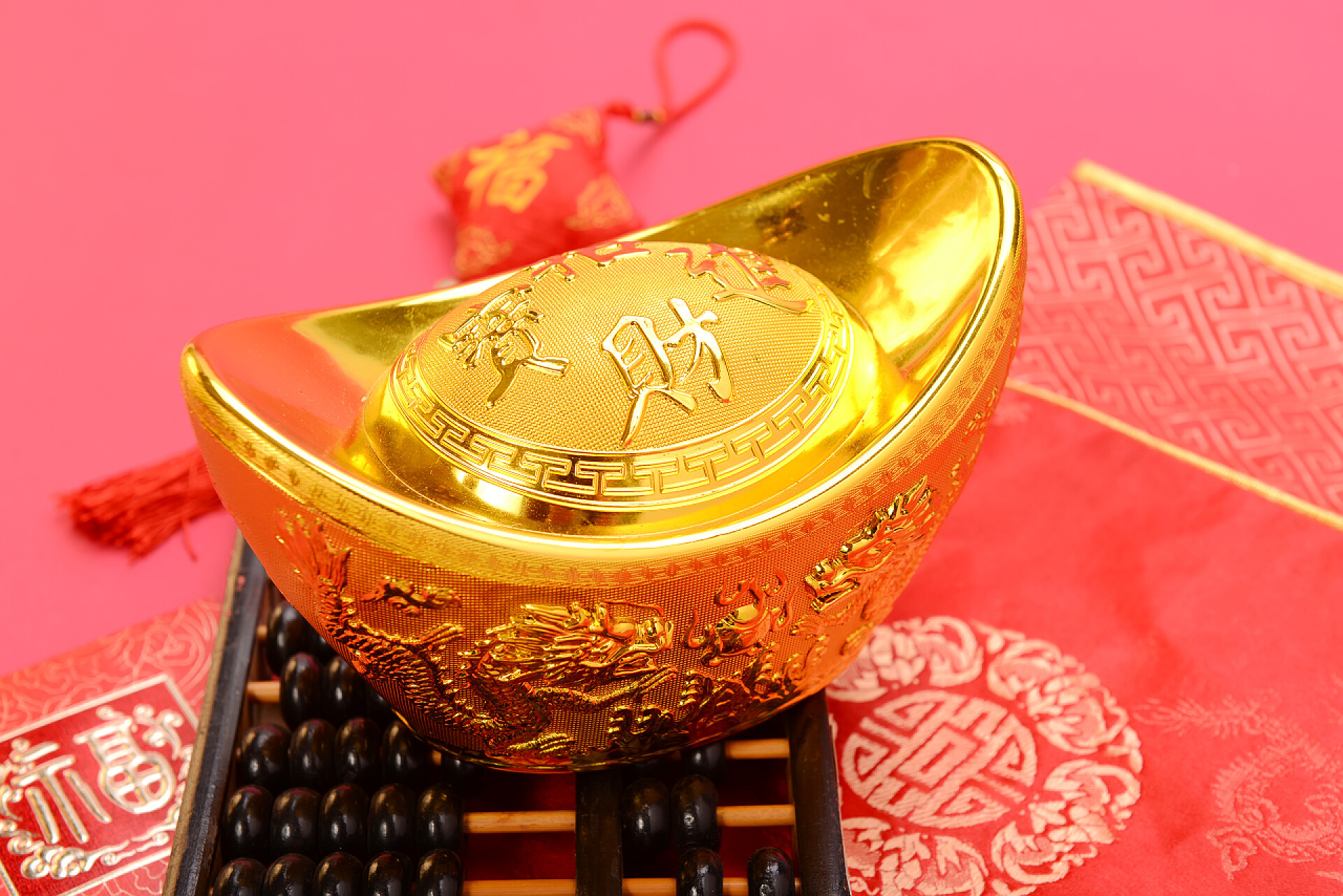 中国算盘和金元宝财富春节节日