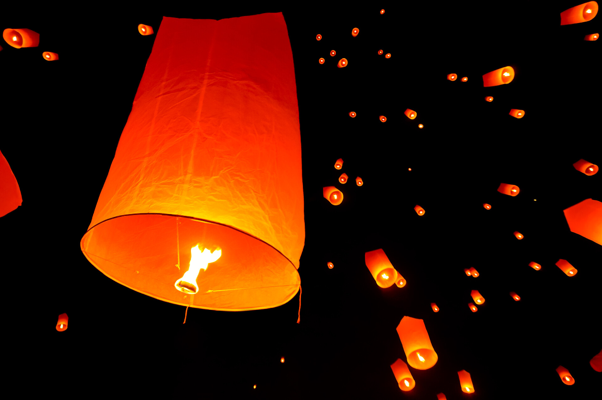 泰国清迈夜空中的孔明灯元宵节