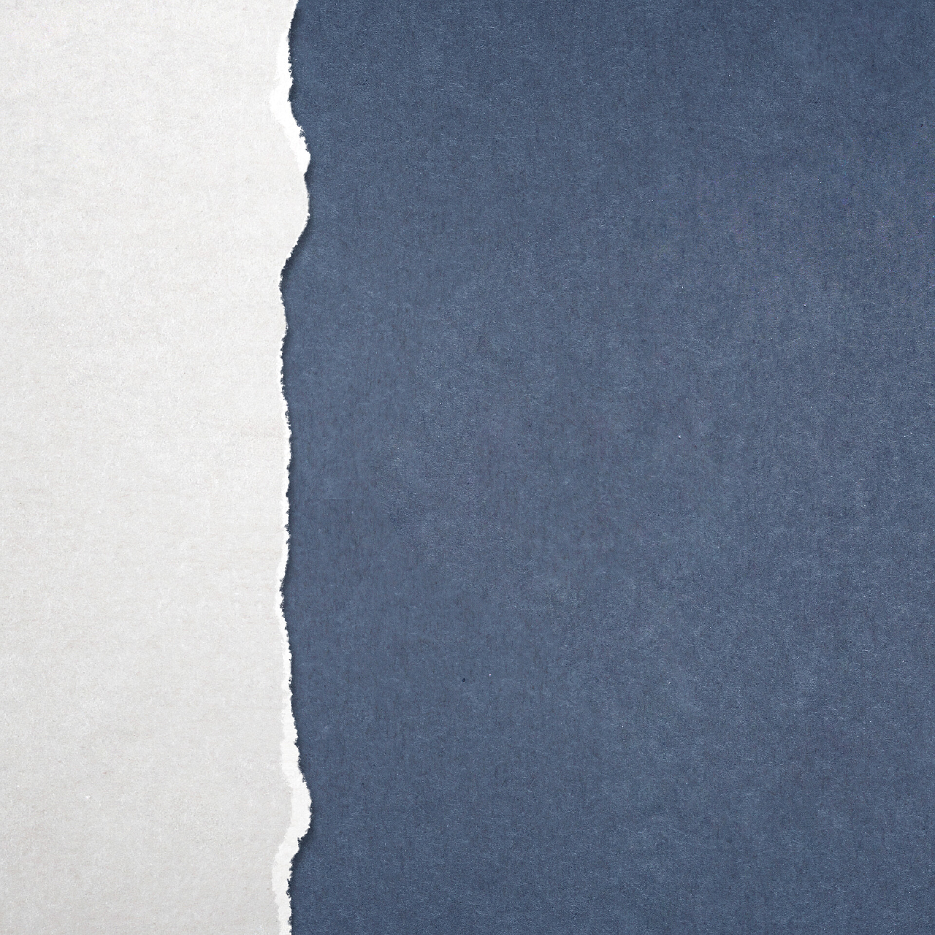 蓝色背景上破碎的白纸