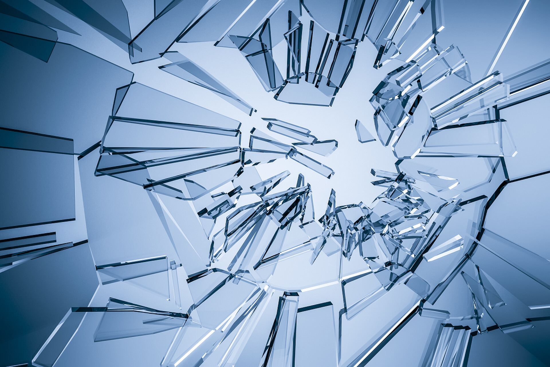 蓝色背景上破碎的玻璃