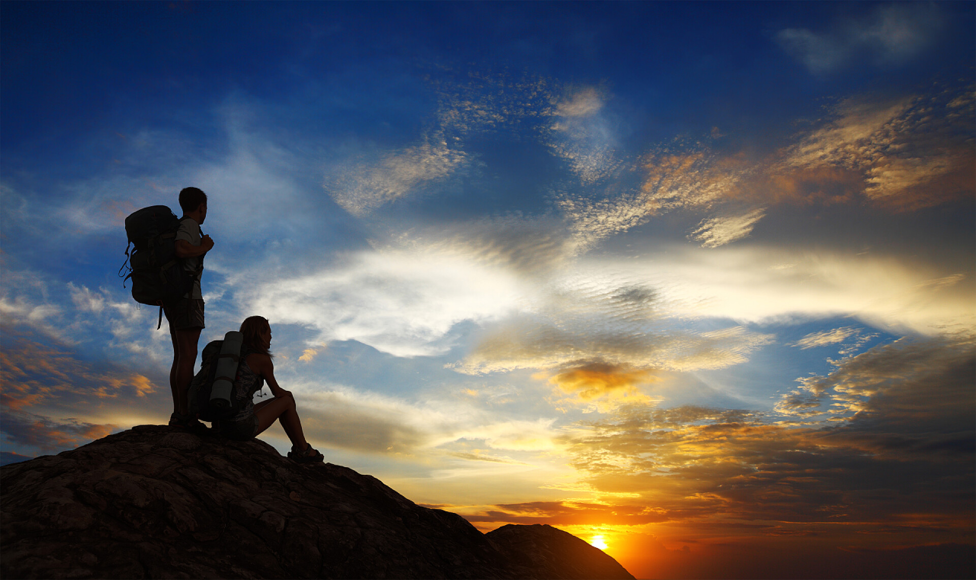 游客在山顶欣赏天空形成的自然风光风景