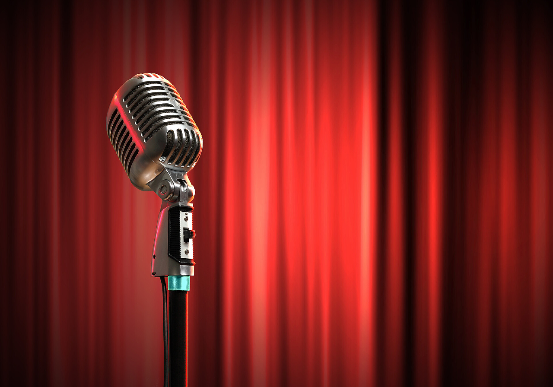 红色幕布前的复古麦克风音乐