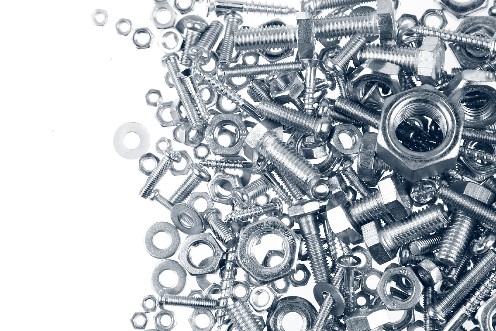 工业制造中大小不同的螺母和螺栓零件
