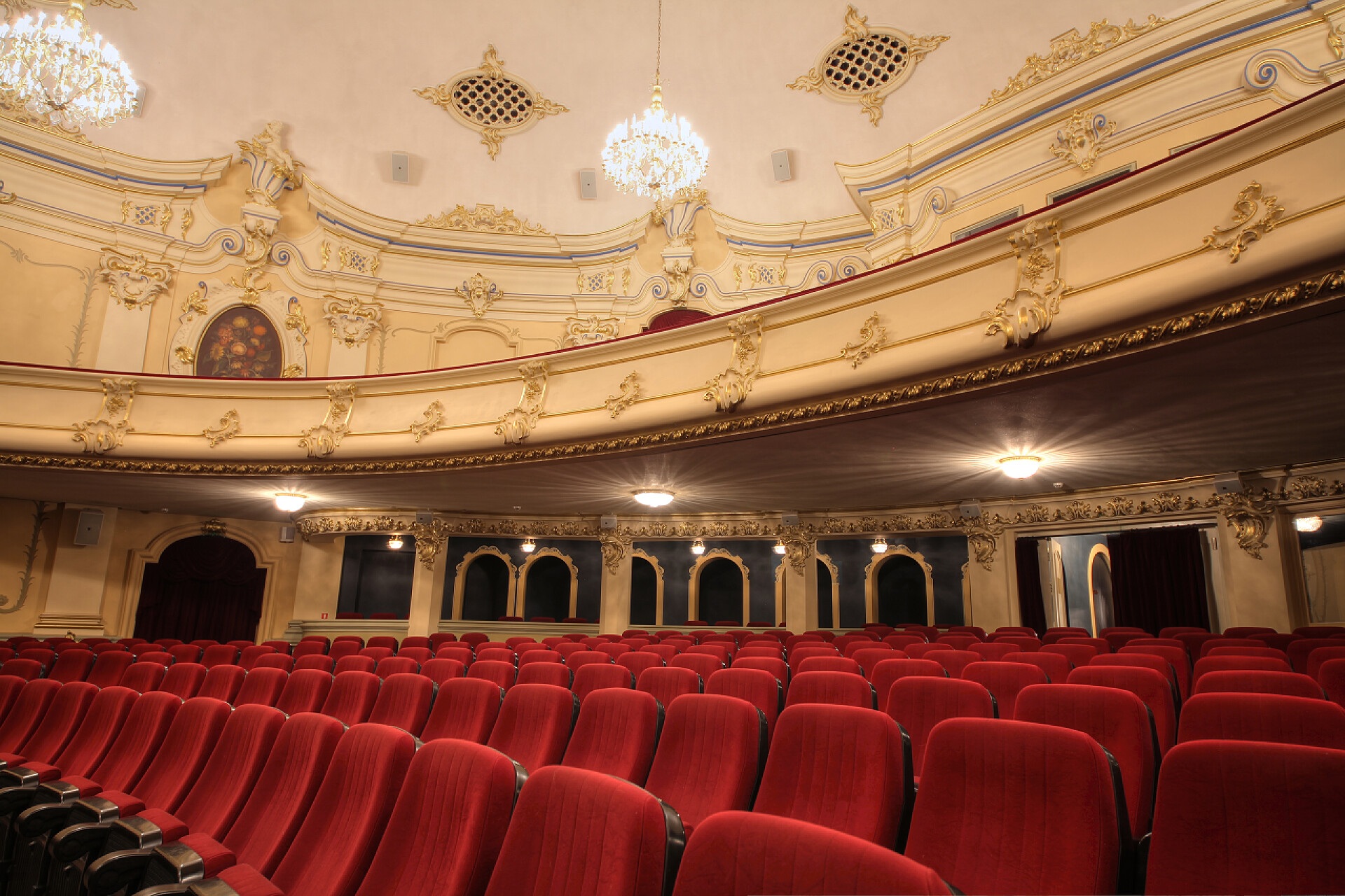 豪华布达佩斯教会大会厅剧院椅子