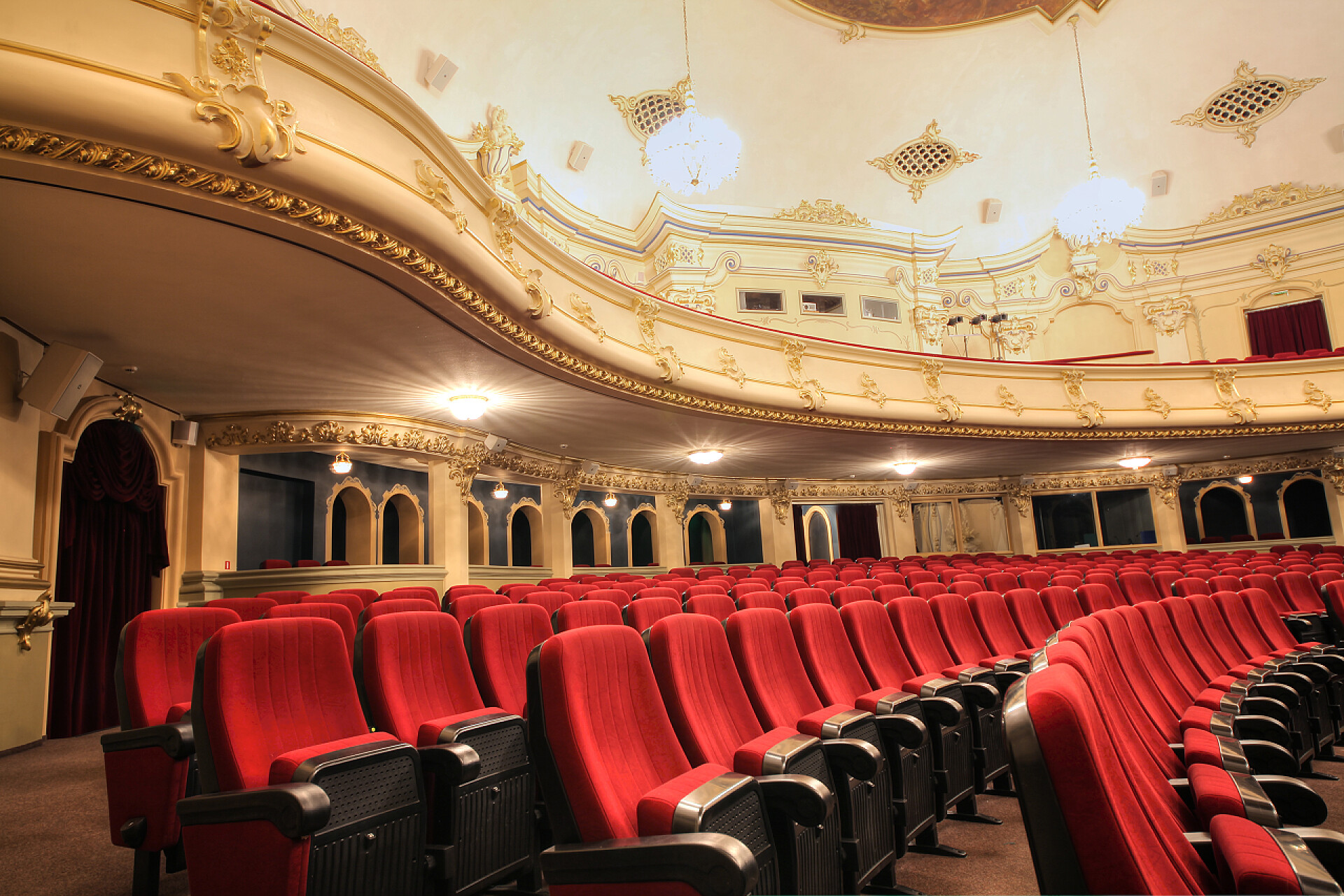 豪华布达佩斯教会大会厅椅子