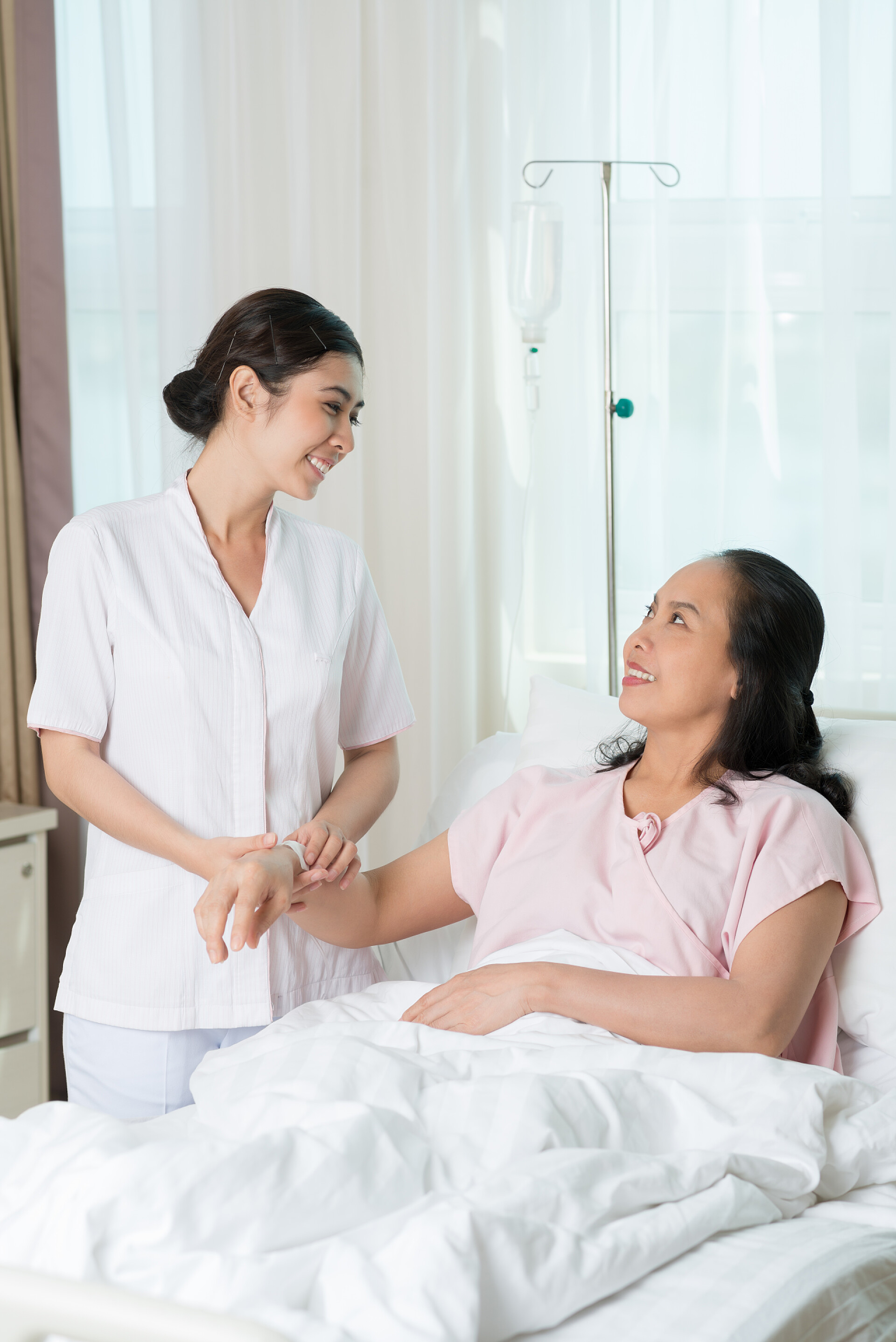 一名护士慰问病人医药医疗