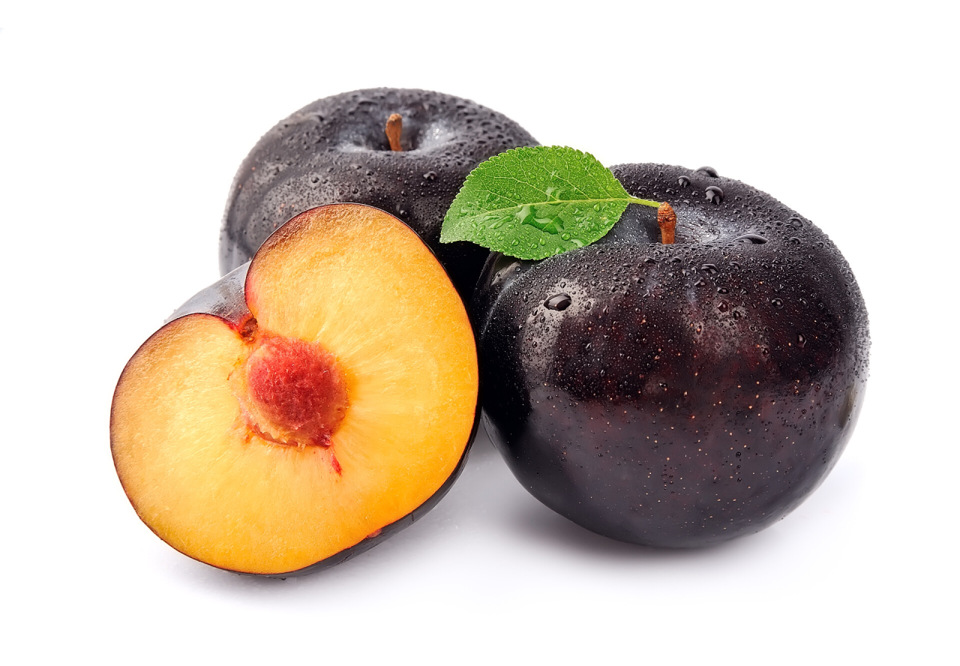 水滴甜李子白色背景水果