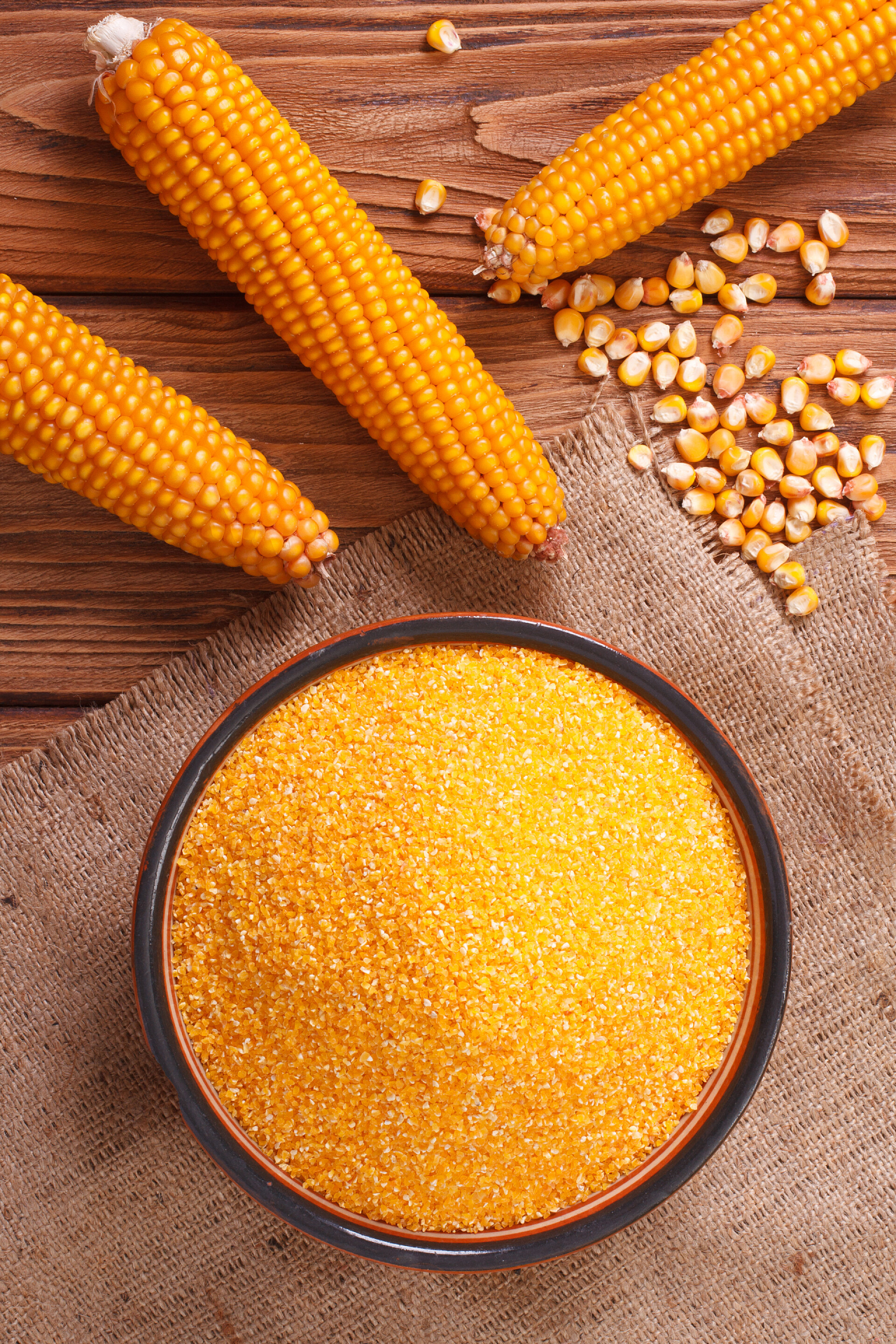 谷物木桌上的玉米棒玉米粒农业