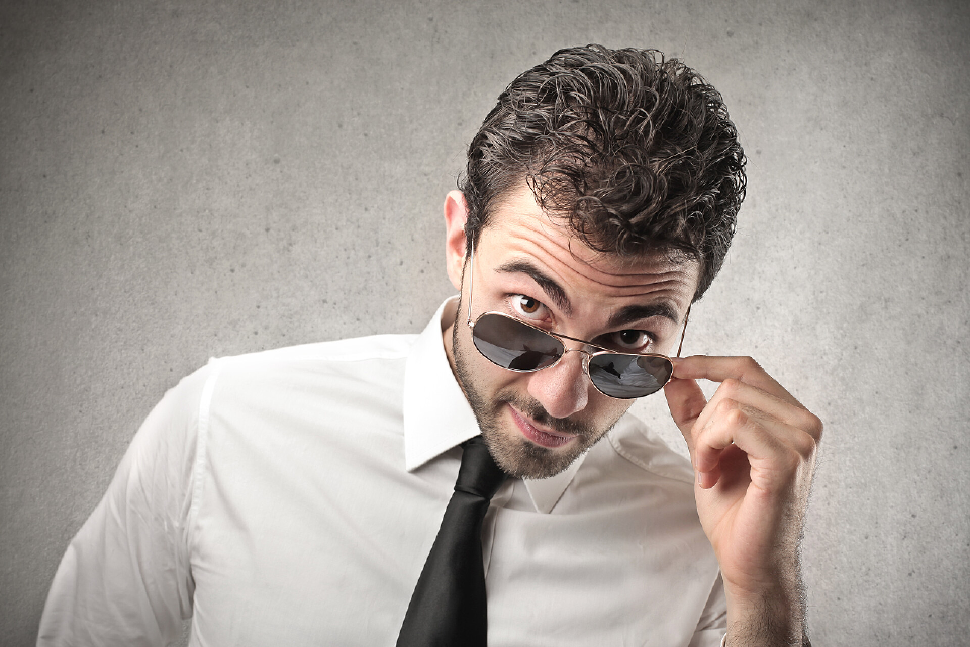 商人摘下墨镜像前看