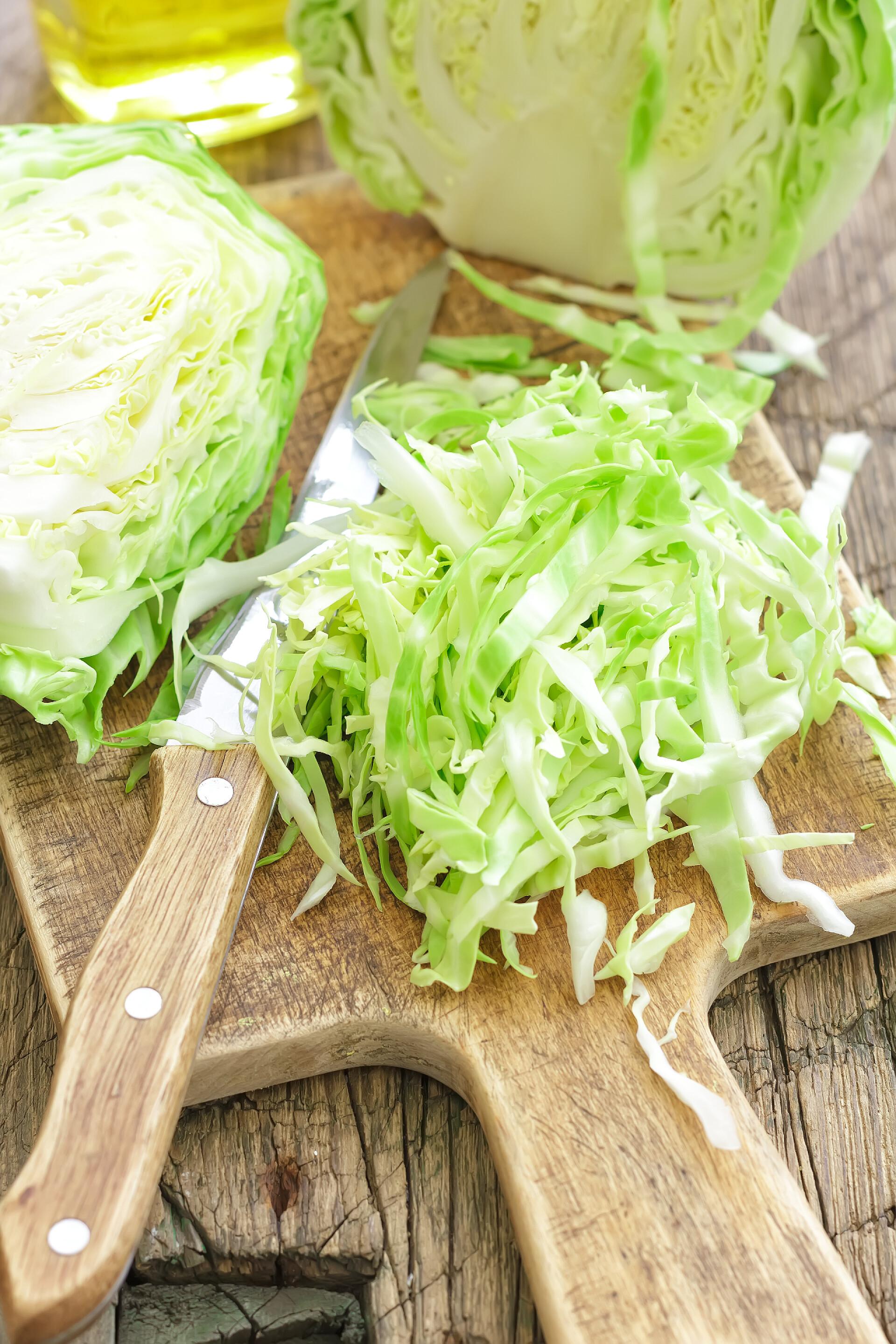 案板上的卷心菜蔬菜