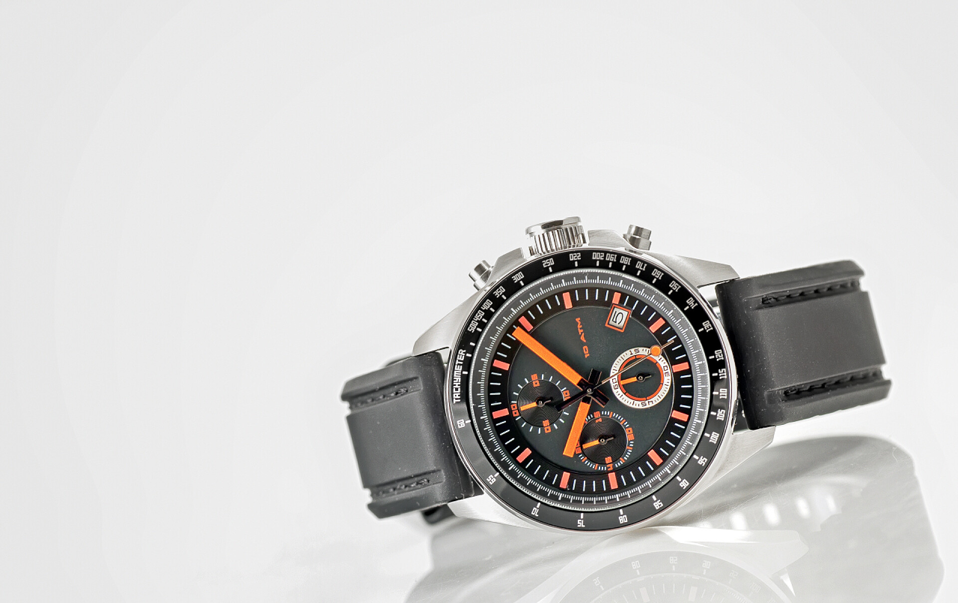 白色背景上的男装手表服饰