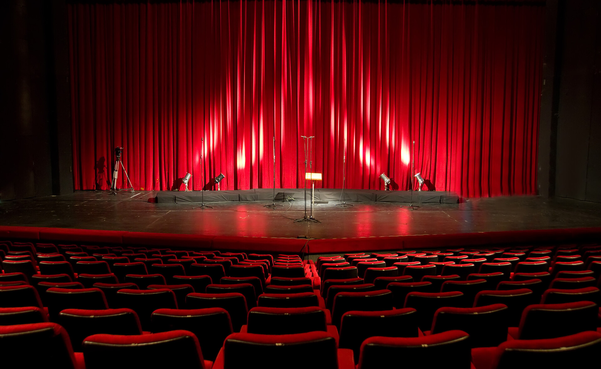 空荡荡的剧场和观众席