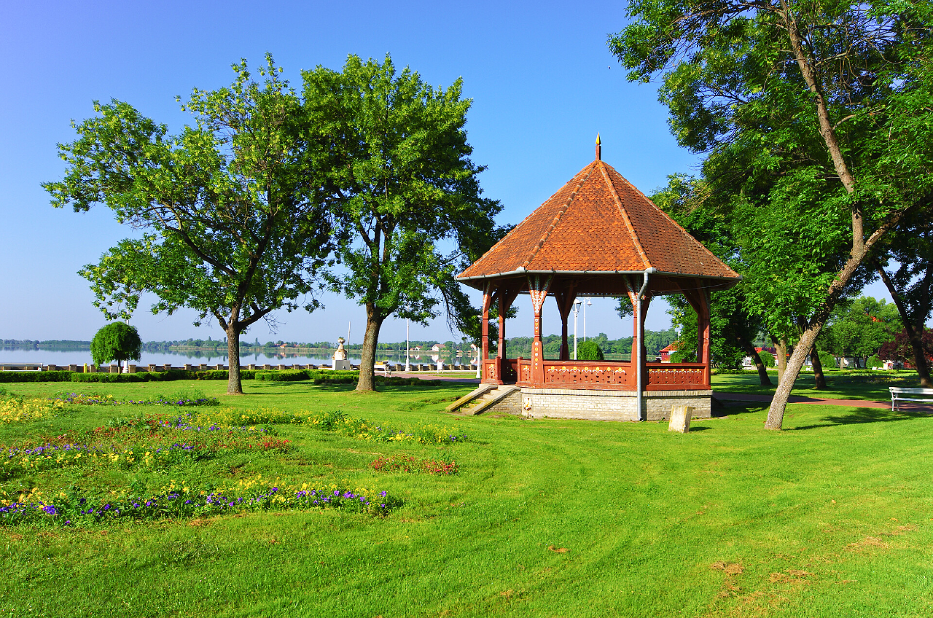 公园绿色草坪上的凉亭自然风光风景