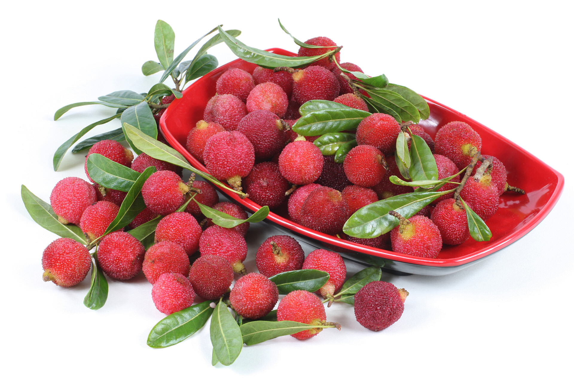 红色水果盘子中成熟的杨梅水果