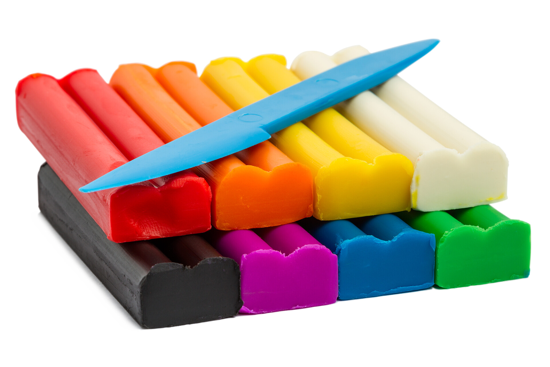 白色背景上的彩色粘土玩具