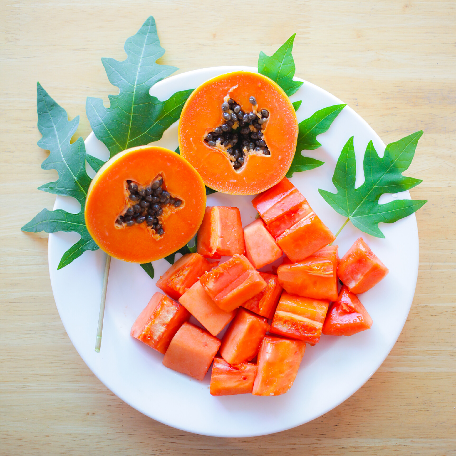 白色餐盘中切开的木瓜水果