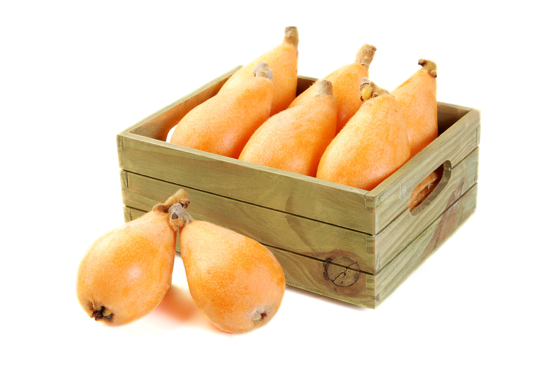 木制水果篮中的枇杷水果