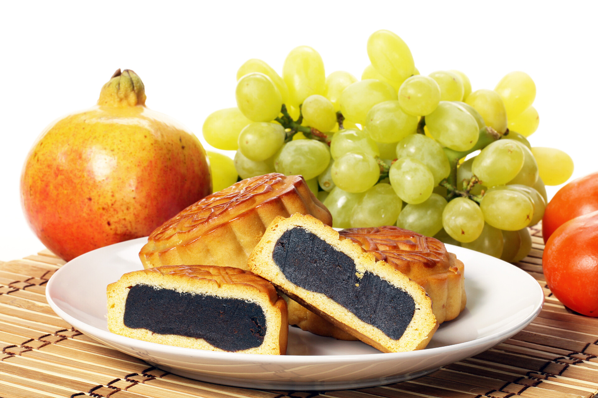 白色盘子中的月饼和水果食物中秋节节日
