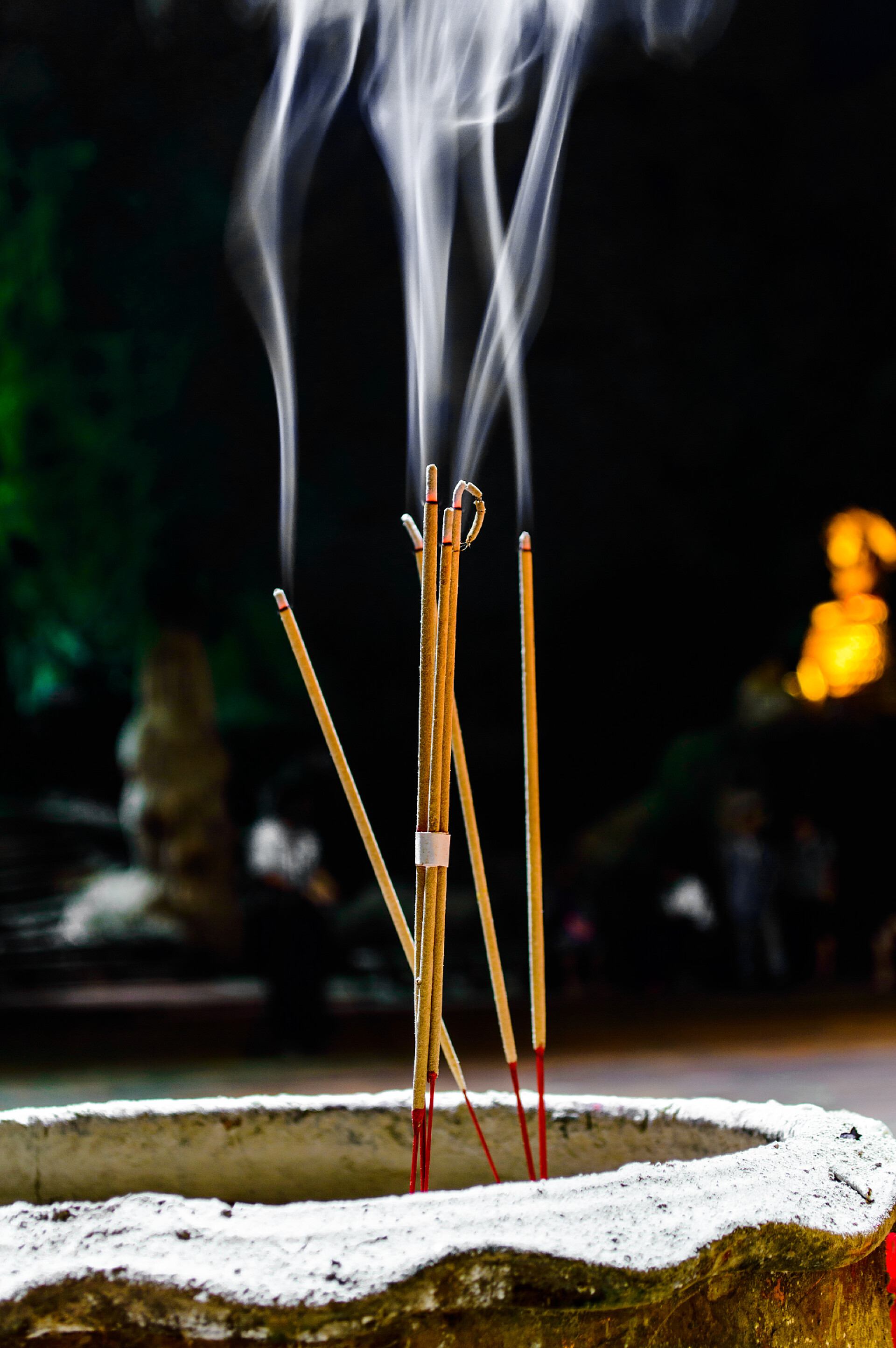 点燃的熏香烟雾禅道