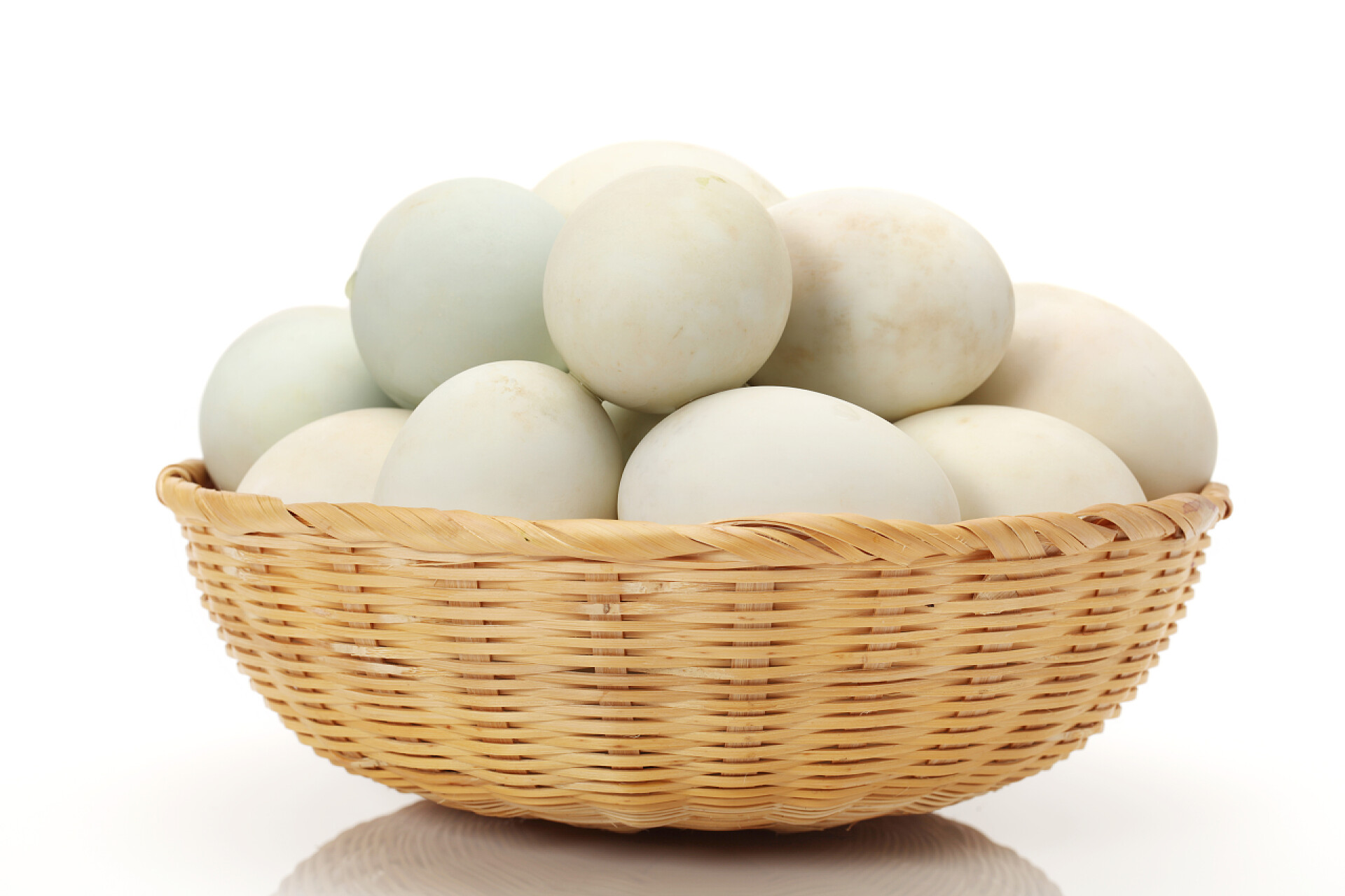 白色背景下装在筐里的鸭蛋食物