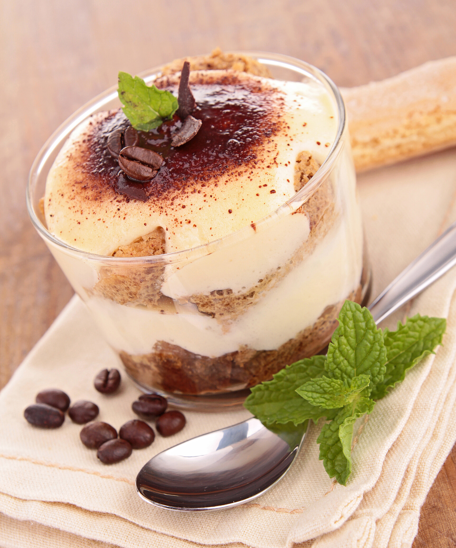 甜品美食一杯咖啡味的提拉米苏蛋糕