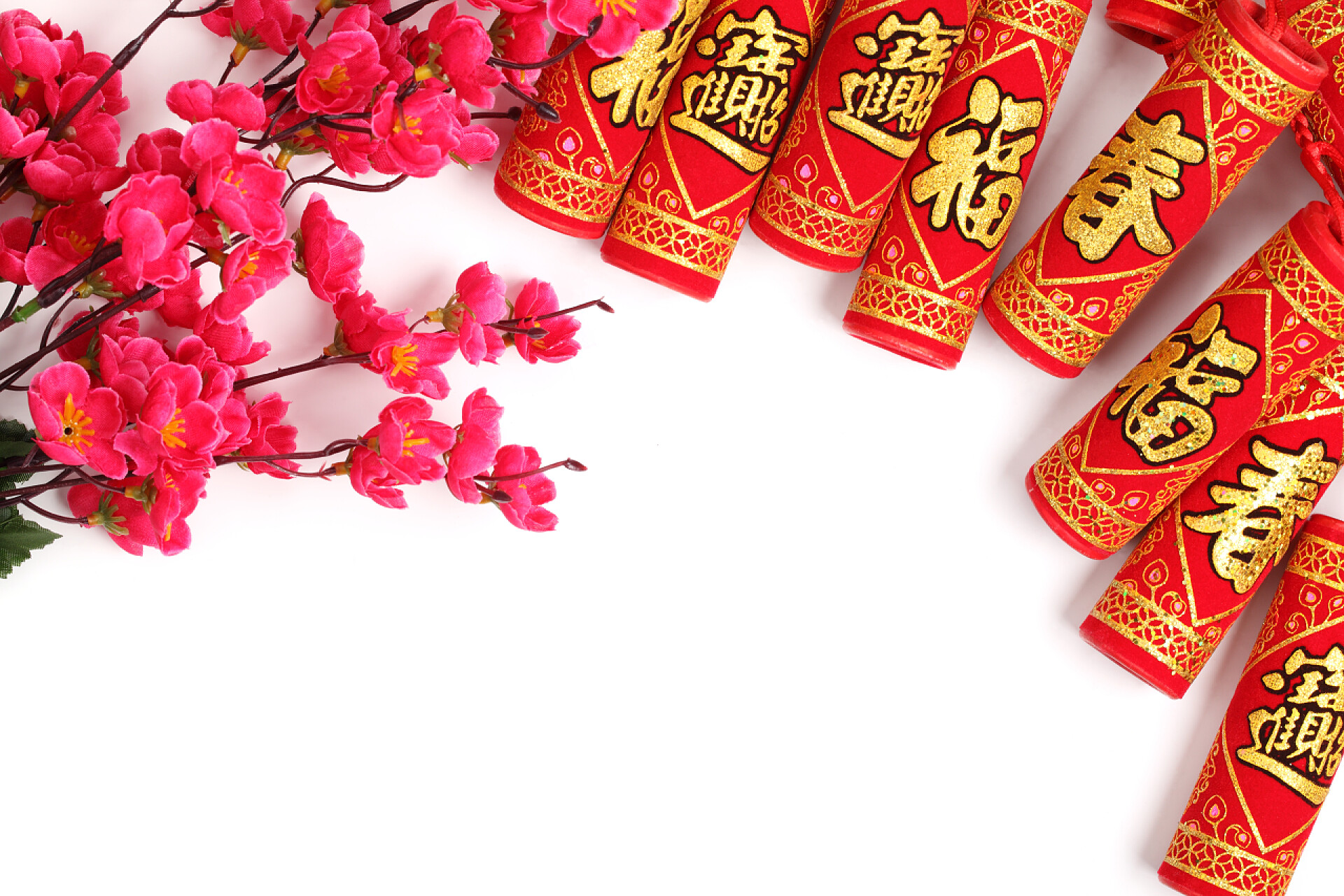 白色背景下的梅花和爆竹图片
