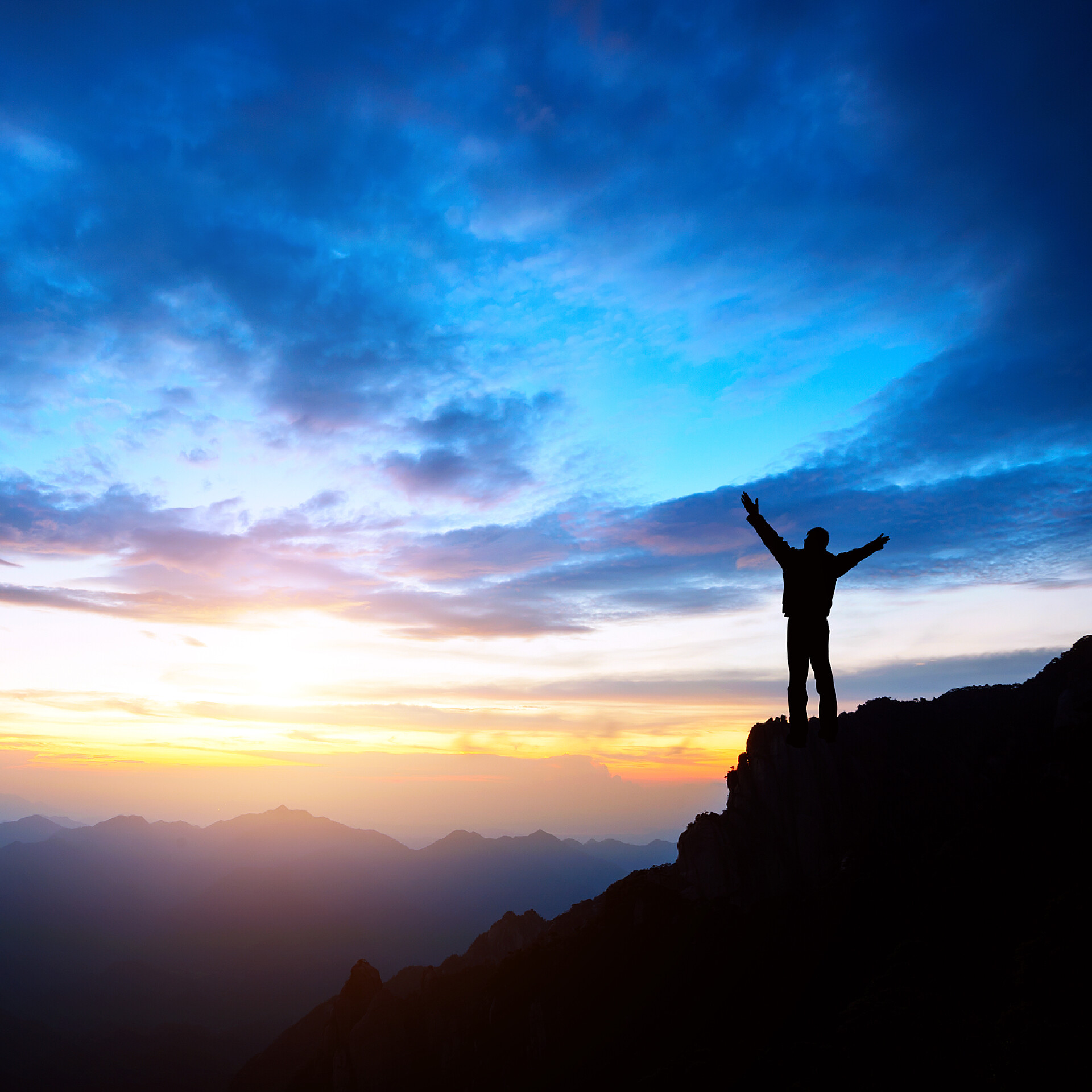 站在山顶眺望夕阳的男士自然风光