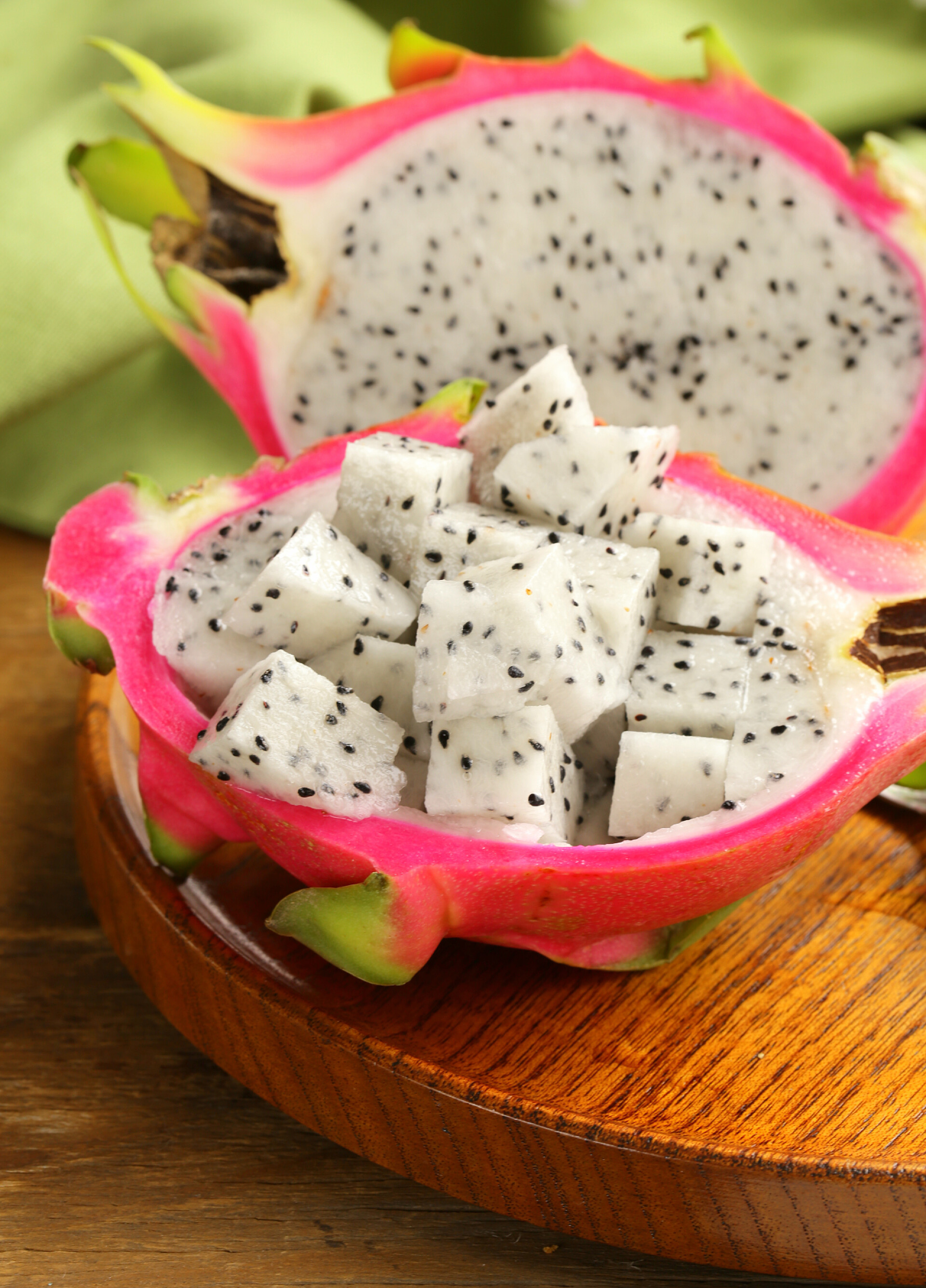 成熟的火龙果切块在一个木制的盘子上水果