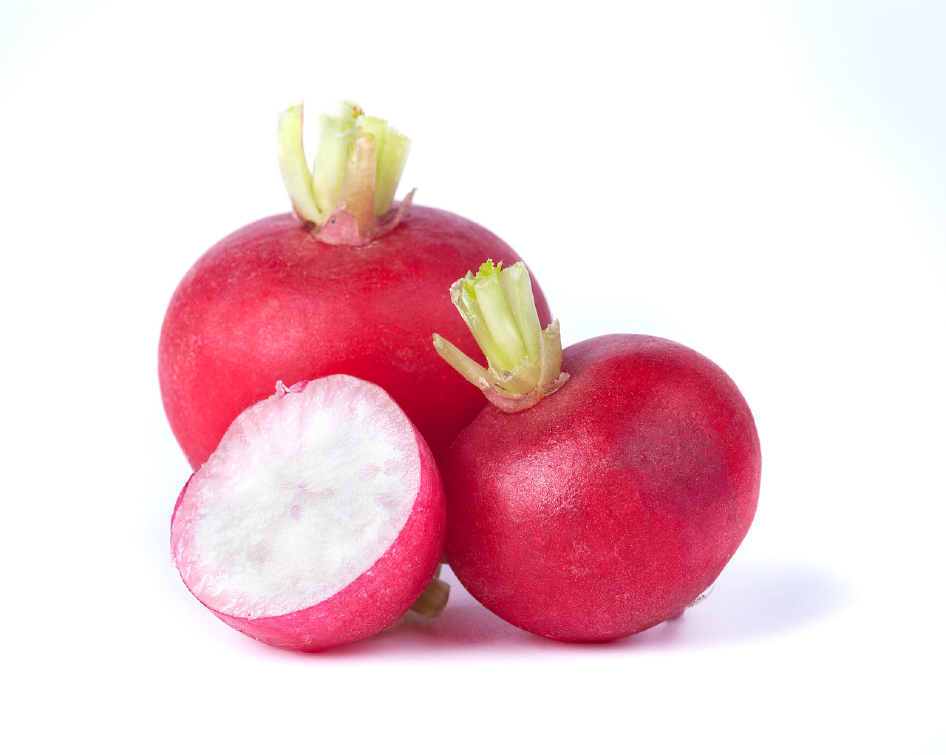 在白色背景上的红萝卜蔬菜