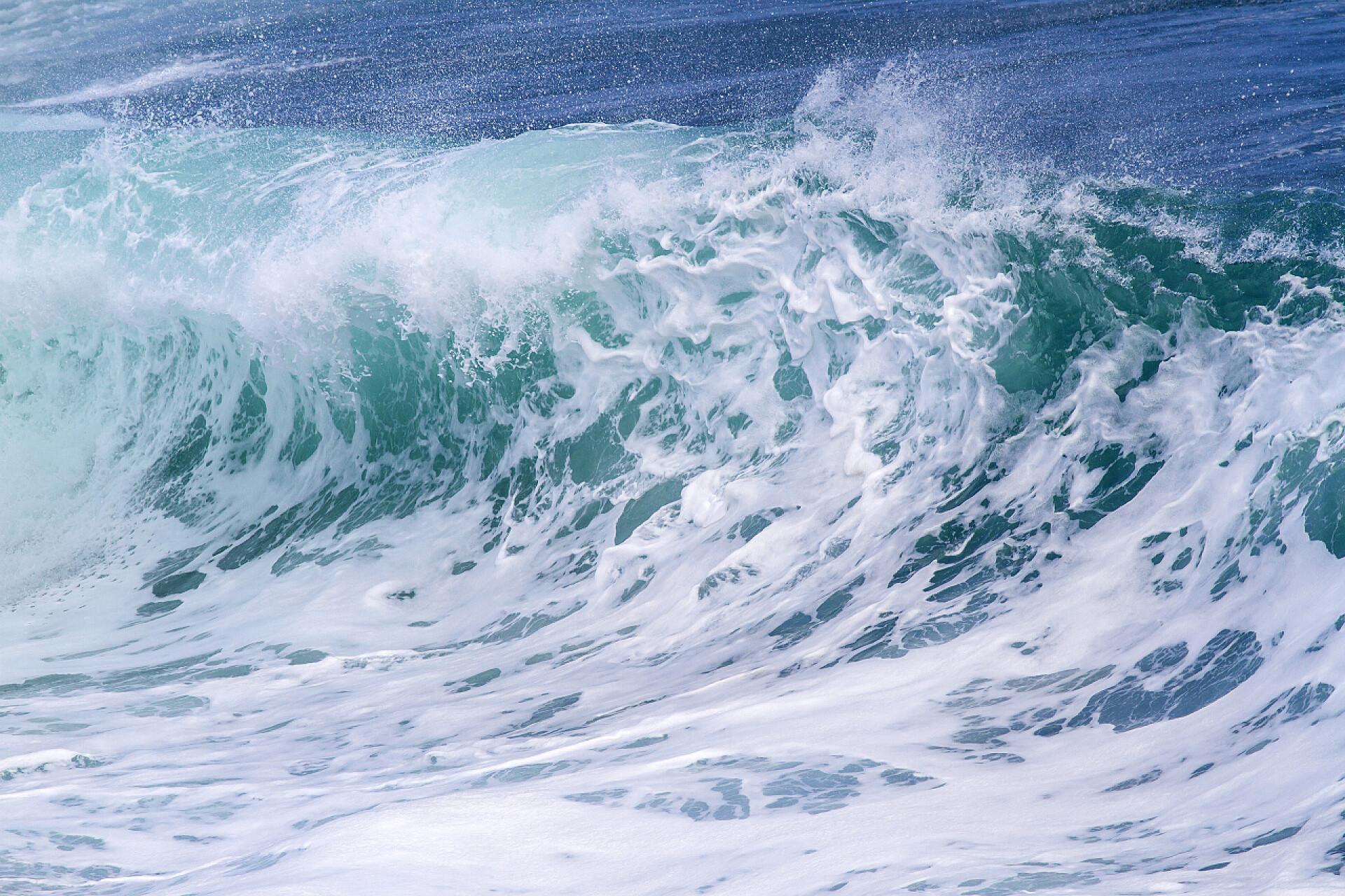 海水掀起蓝色波浪的自然景观