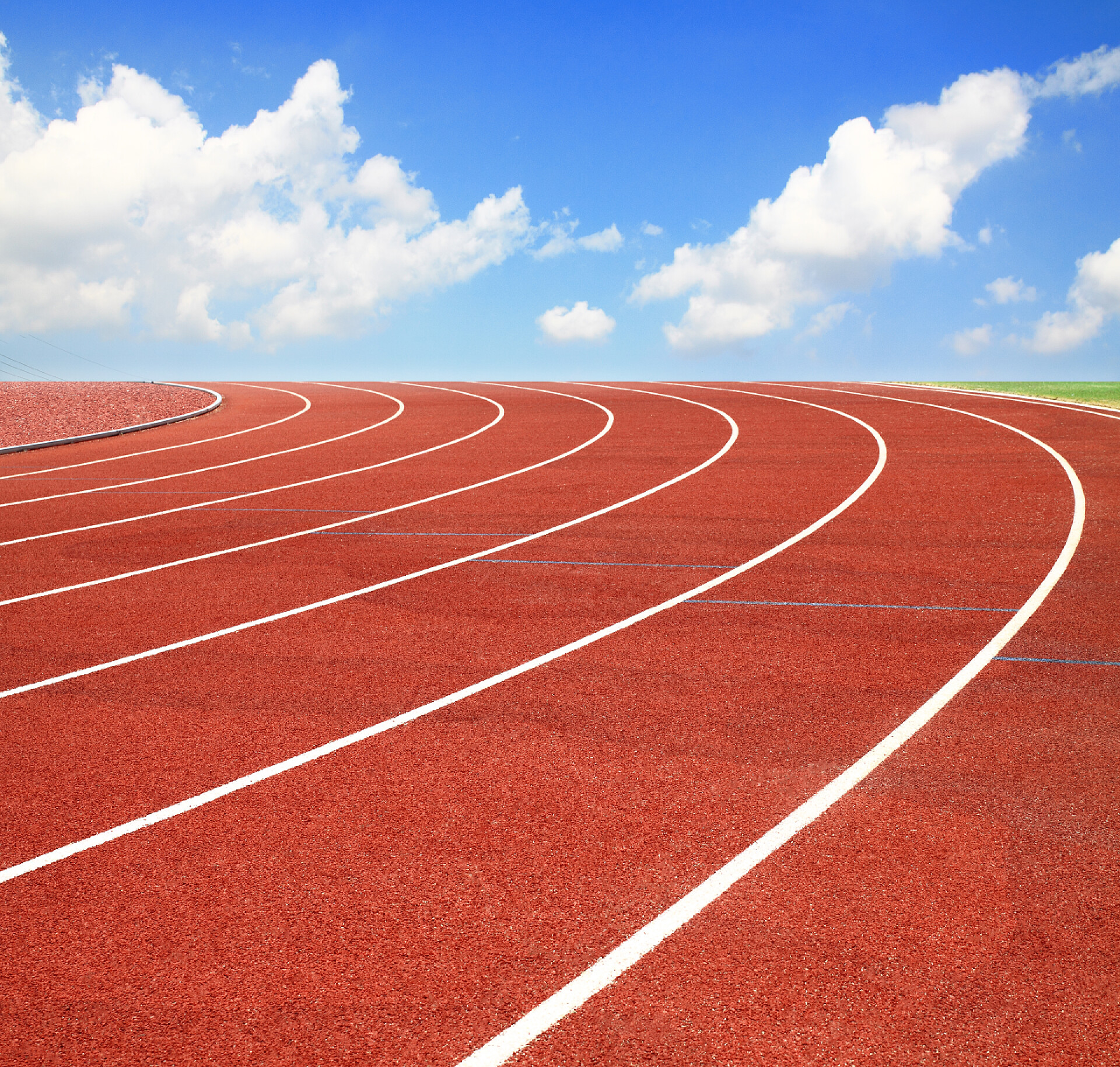 蓝天白云下的塑胶跑道