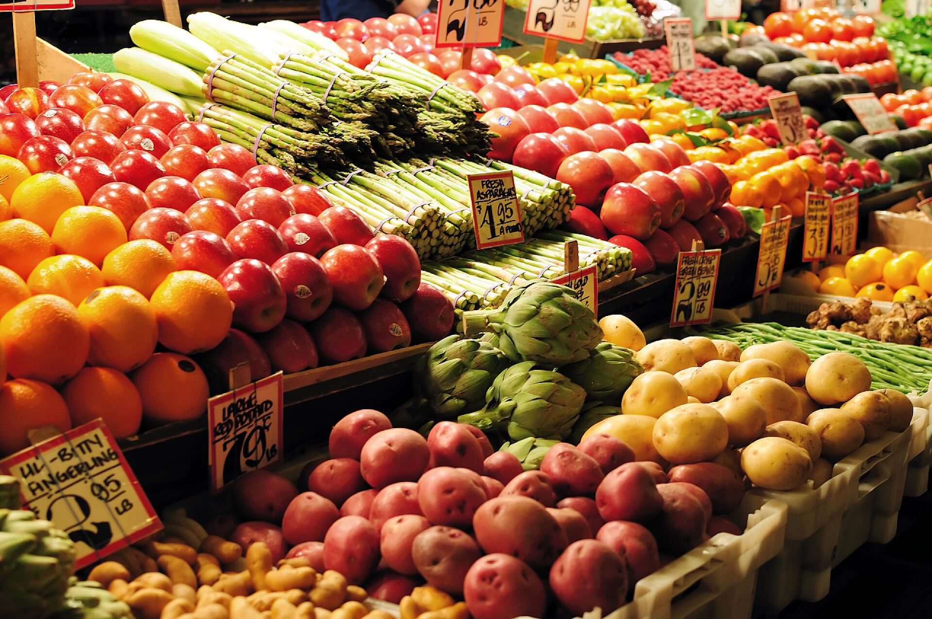 菜市场上出售的新鲜蔬菜水果