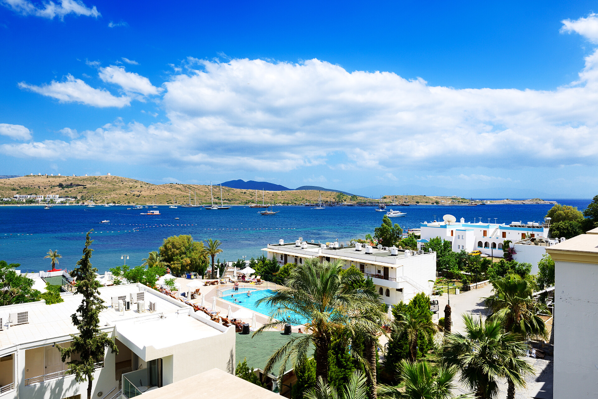 海滩上爱琴海土耳其度假胜地房屋建筑