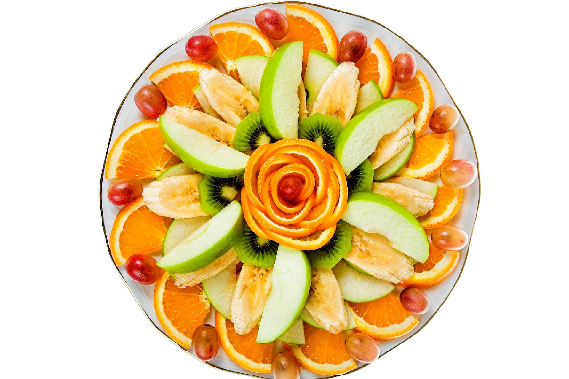 水果盘子中各类切割好的水果