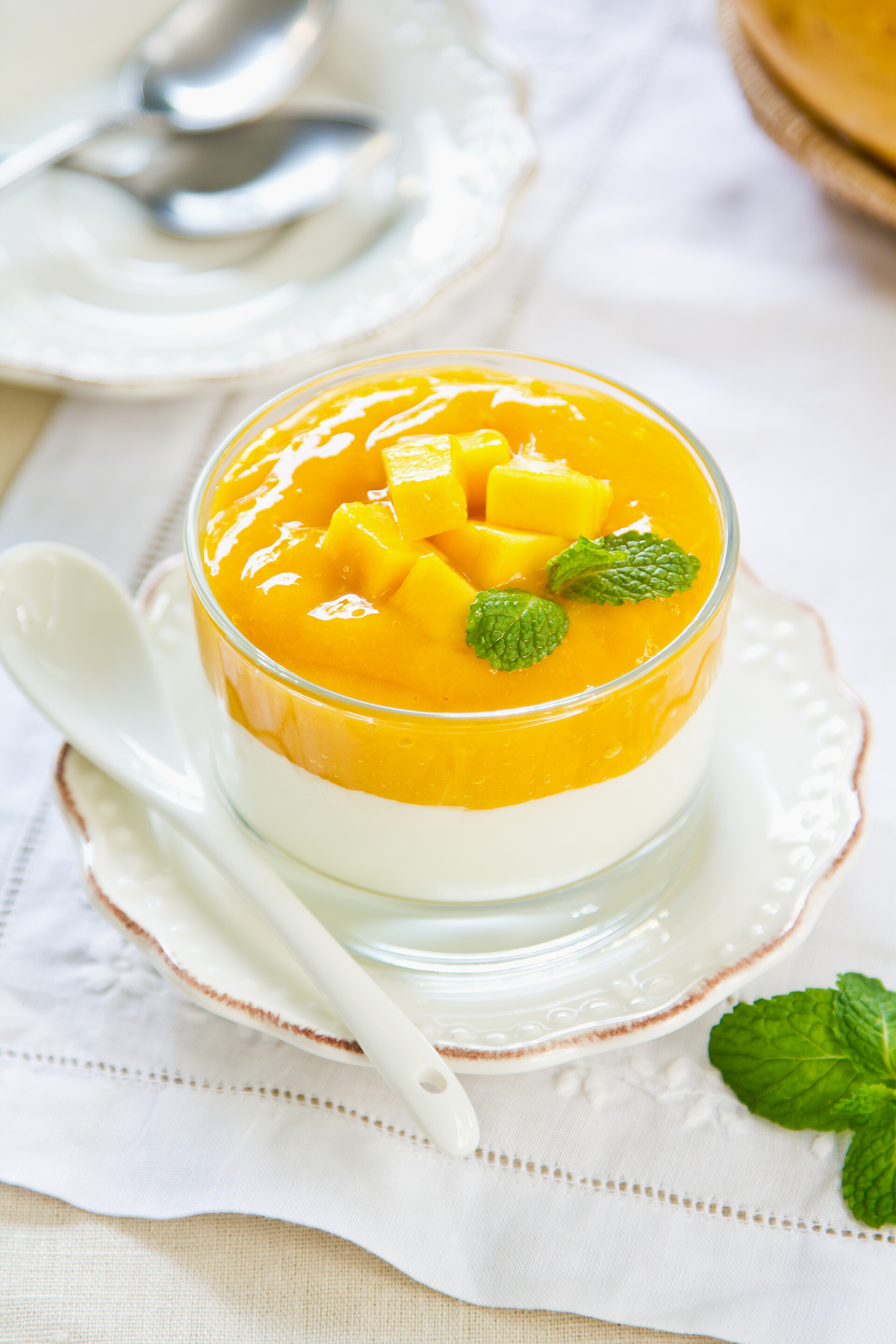 芒果原浆和芒果与希腊酸奶新鲜果粒