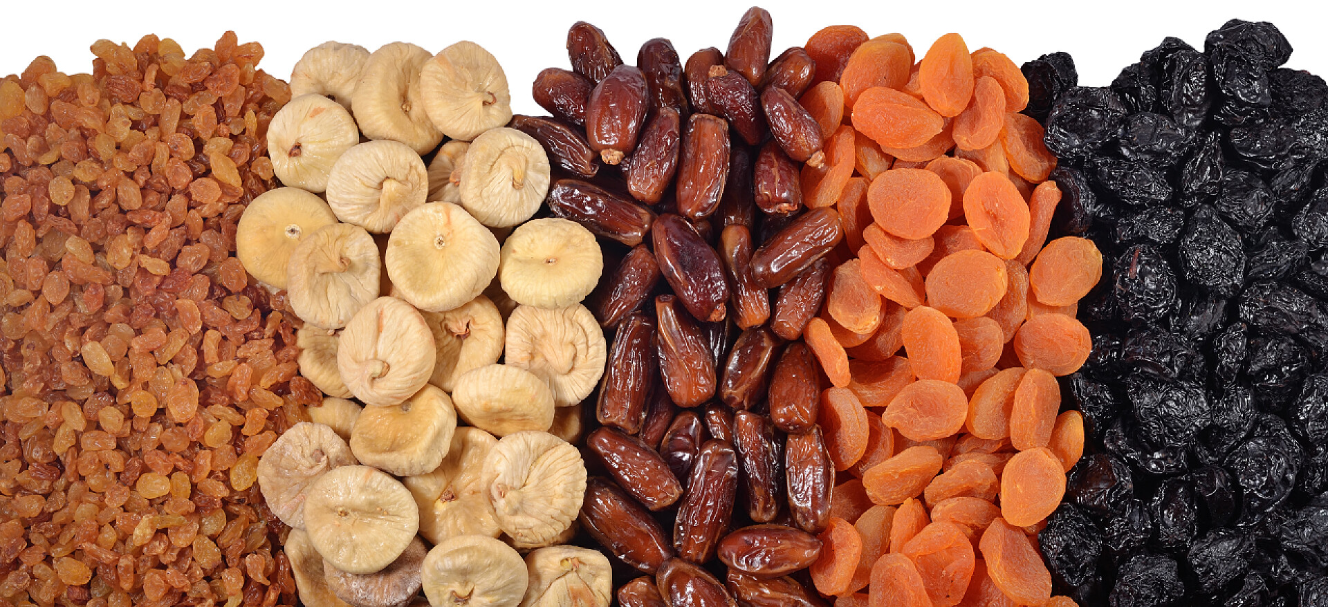 白色背景上堆放的干果零食