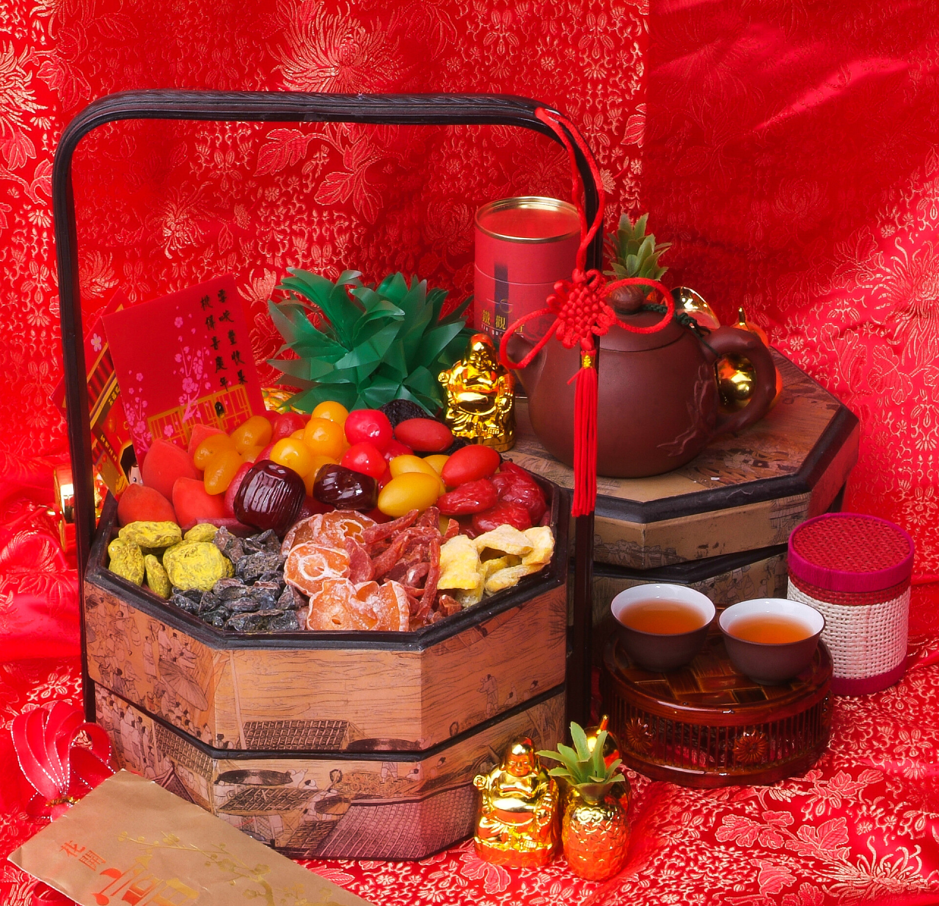 装着各类干锅的春节大礼盒