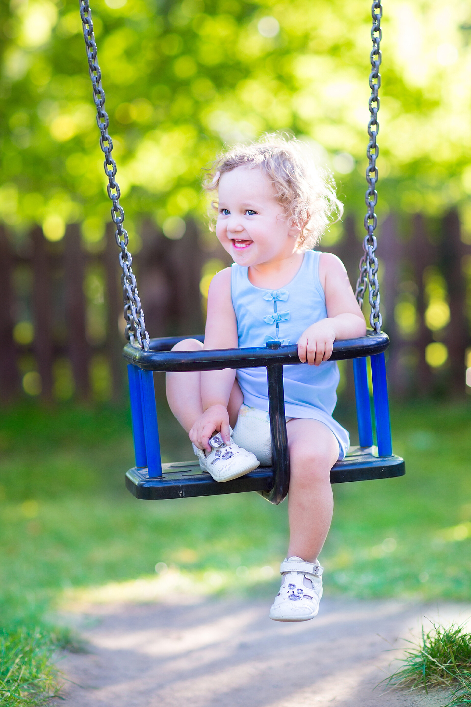 在公园里荡秋千的孩童