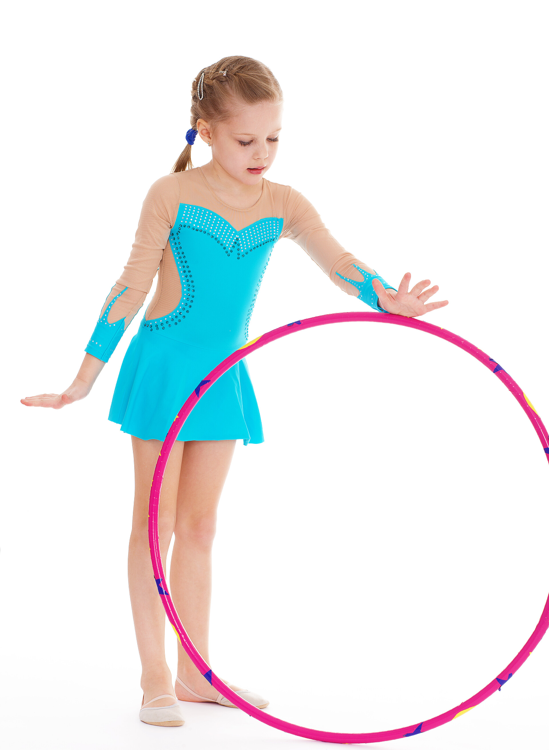 一个可爱的小女孩正在玩呼啦圈体育运动锻炼