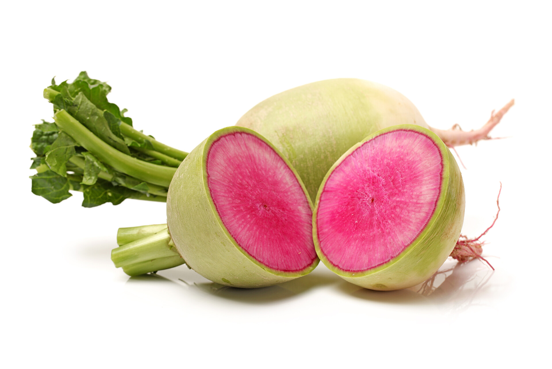 白色背景上的红心青萝卜蔬菜