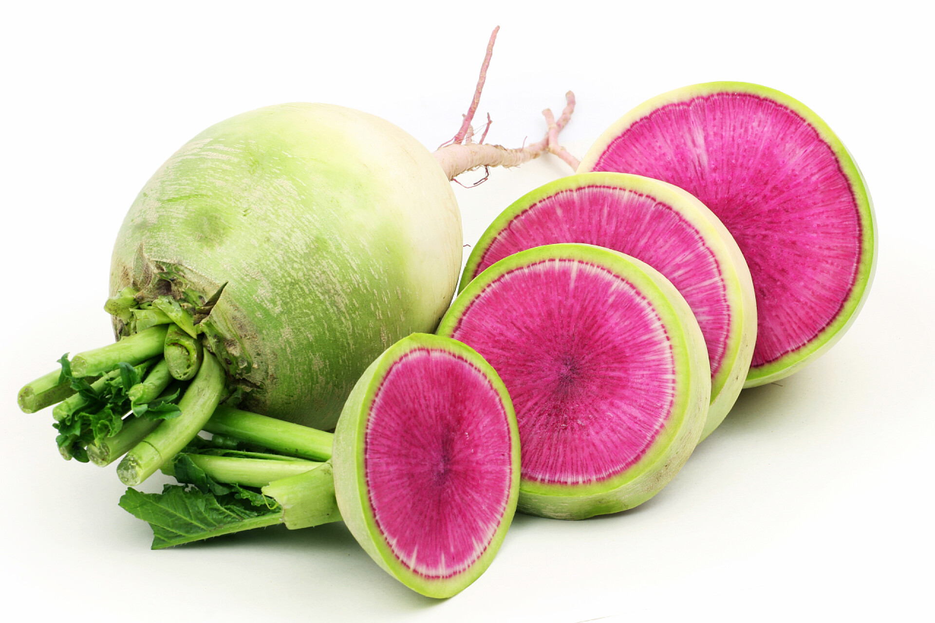 白色背景上的红心青萝卜蔬菜