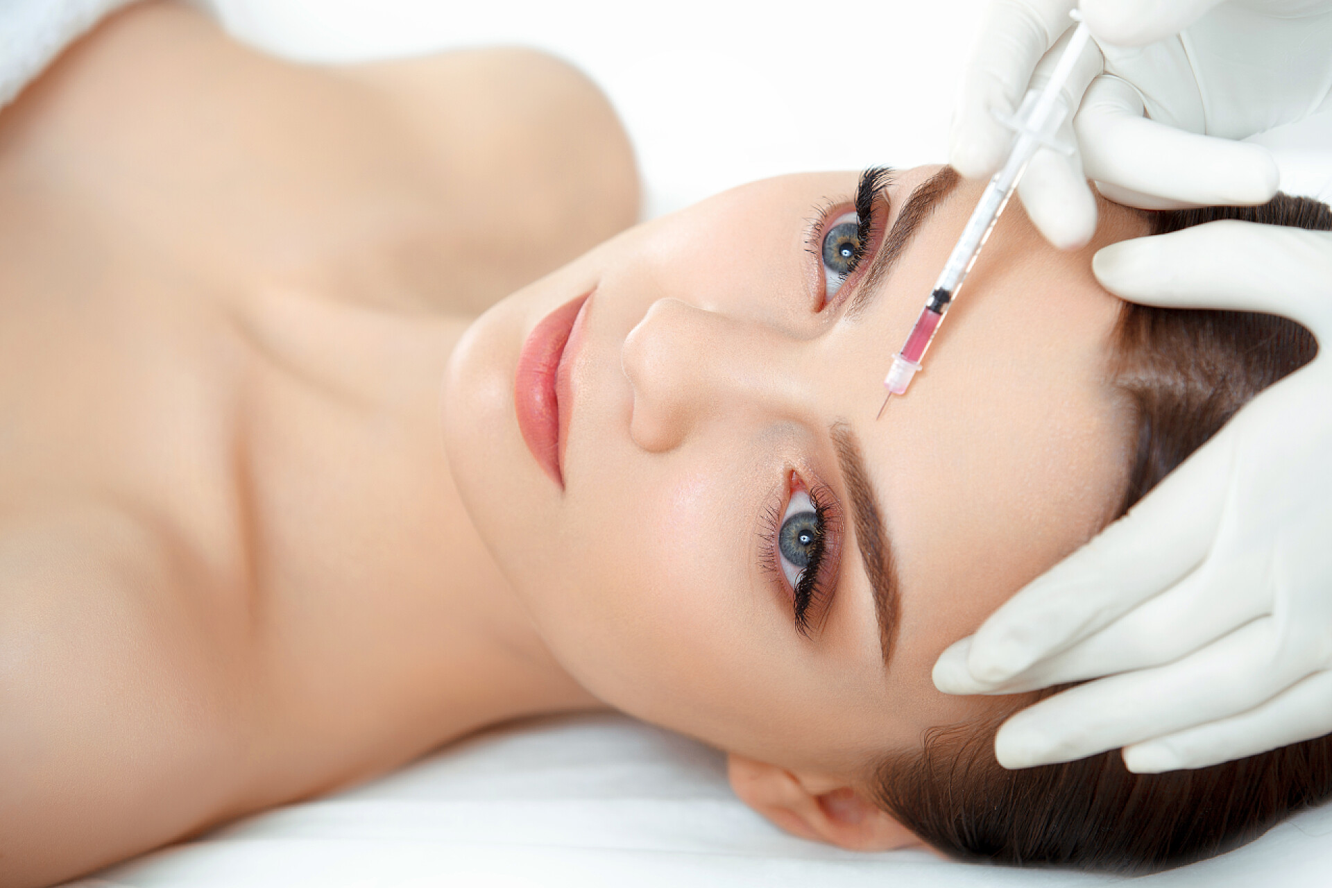 一个美丽的女人正在做脸部整形手术医疗美容