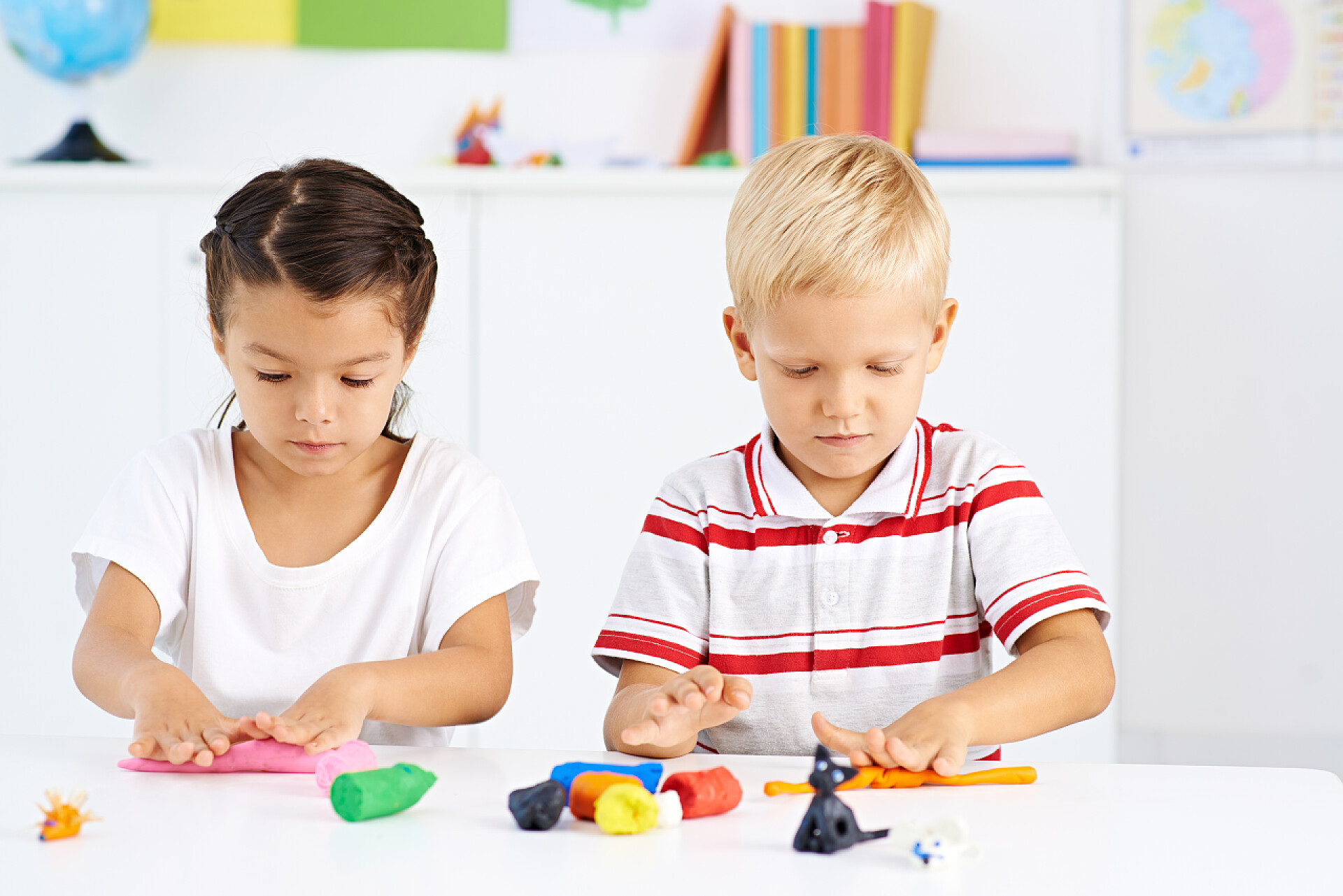 两个小孩在玩橡皮泥游戏娱乐