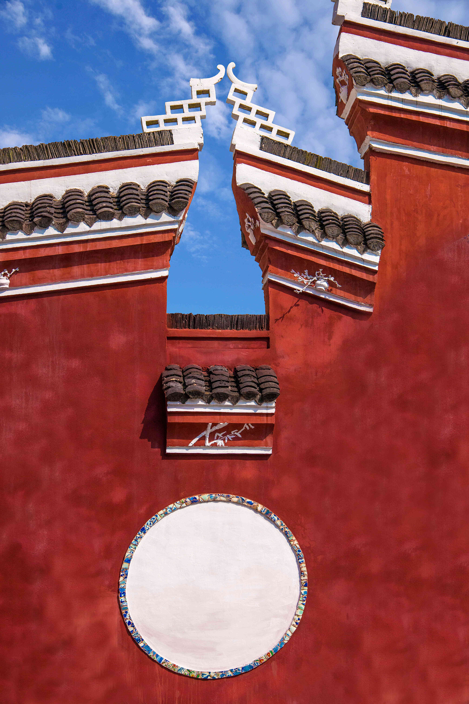 古建筑蓝色天空背景的红墙牌楼特写