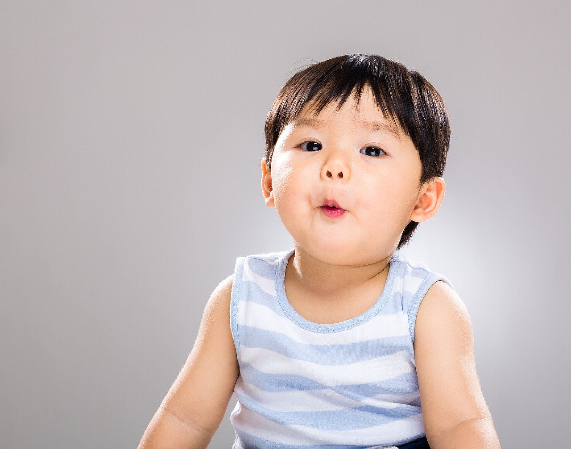 人物生活 白色背景上感到惊讶的男孩宝贝特写母婴