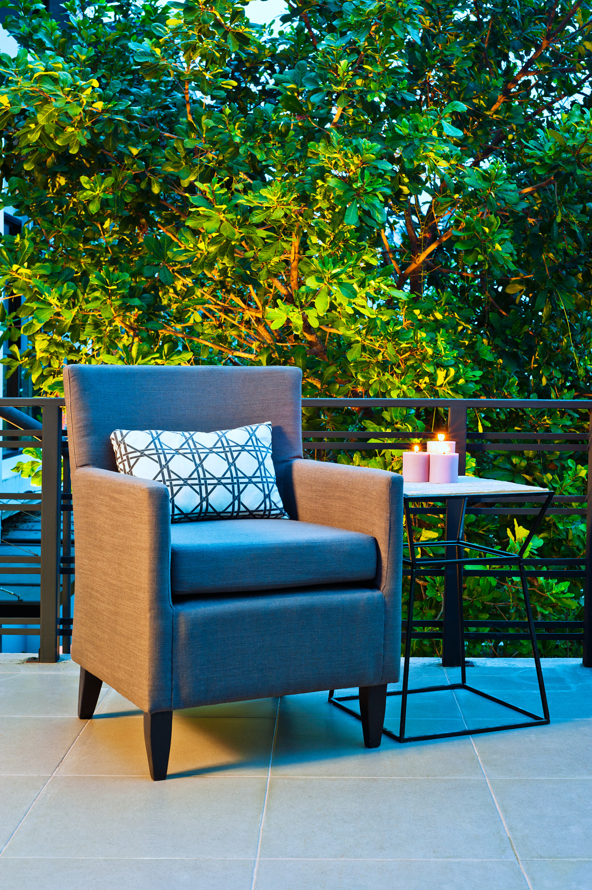 家居生活家具夜晚室外露台上的沙发椅子特写