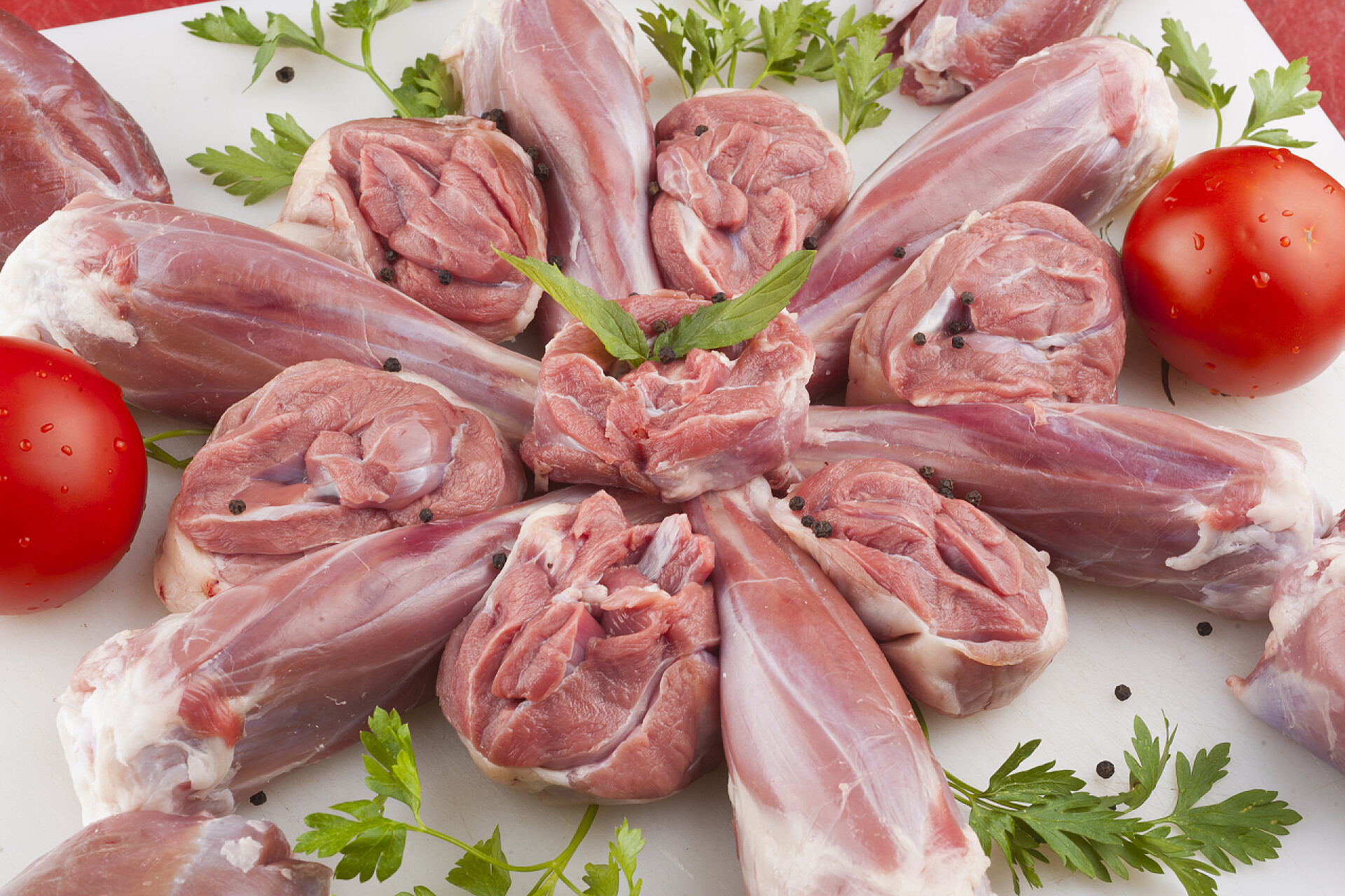 食物 白色餐具上摆满鲜肉的特写