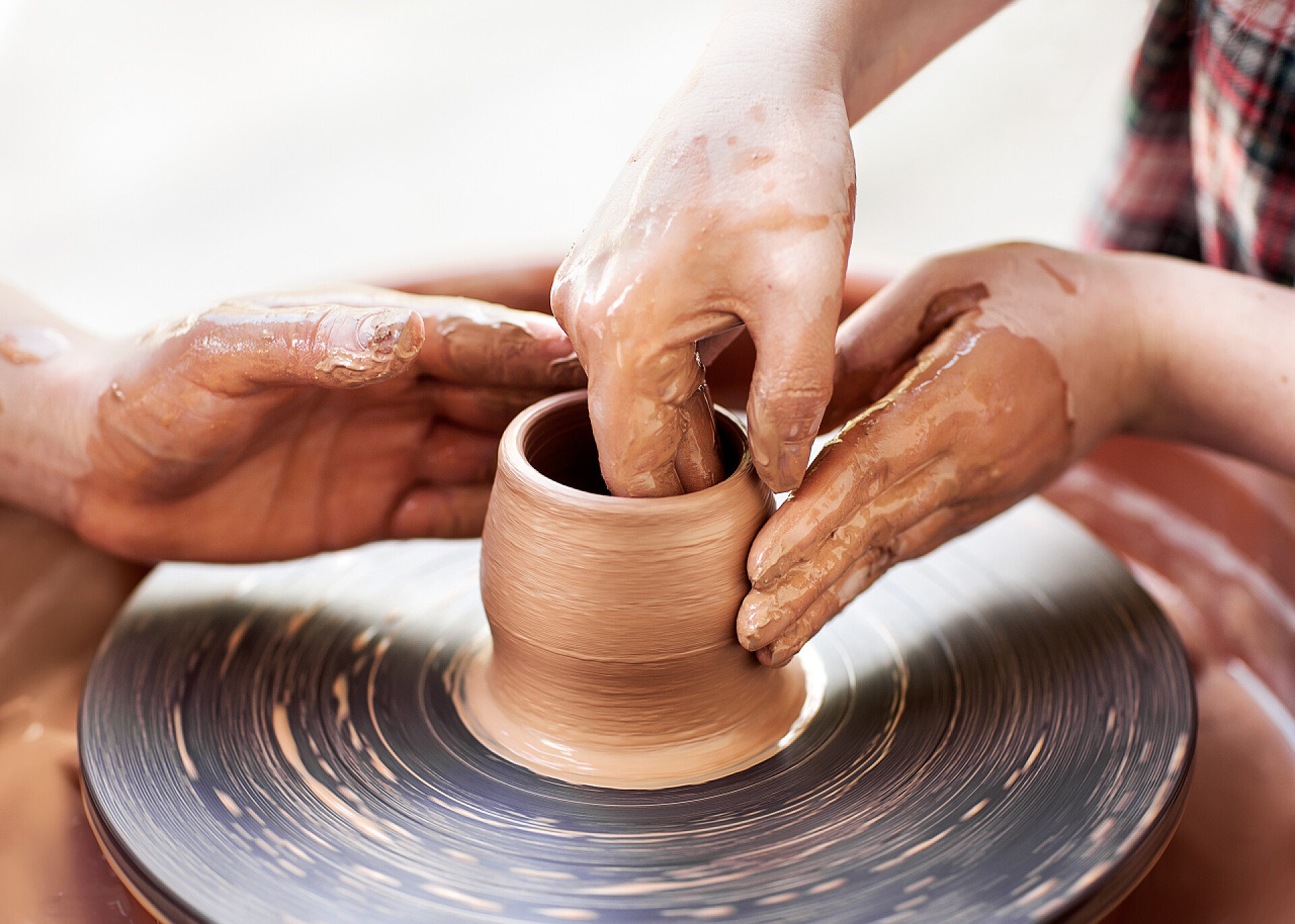 手工艺 白色背景上工人用陶工轮创作作品的特写